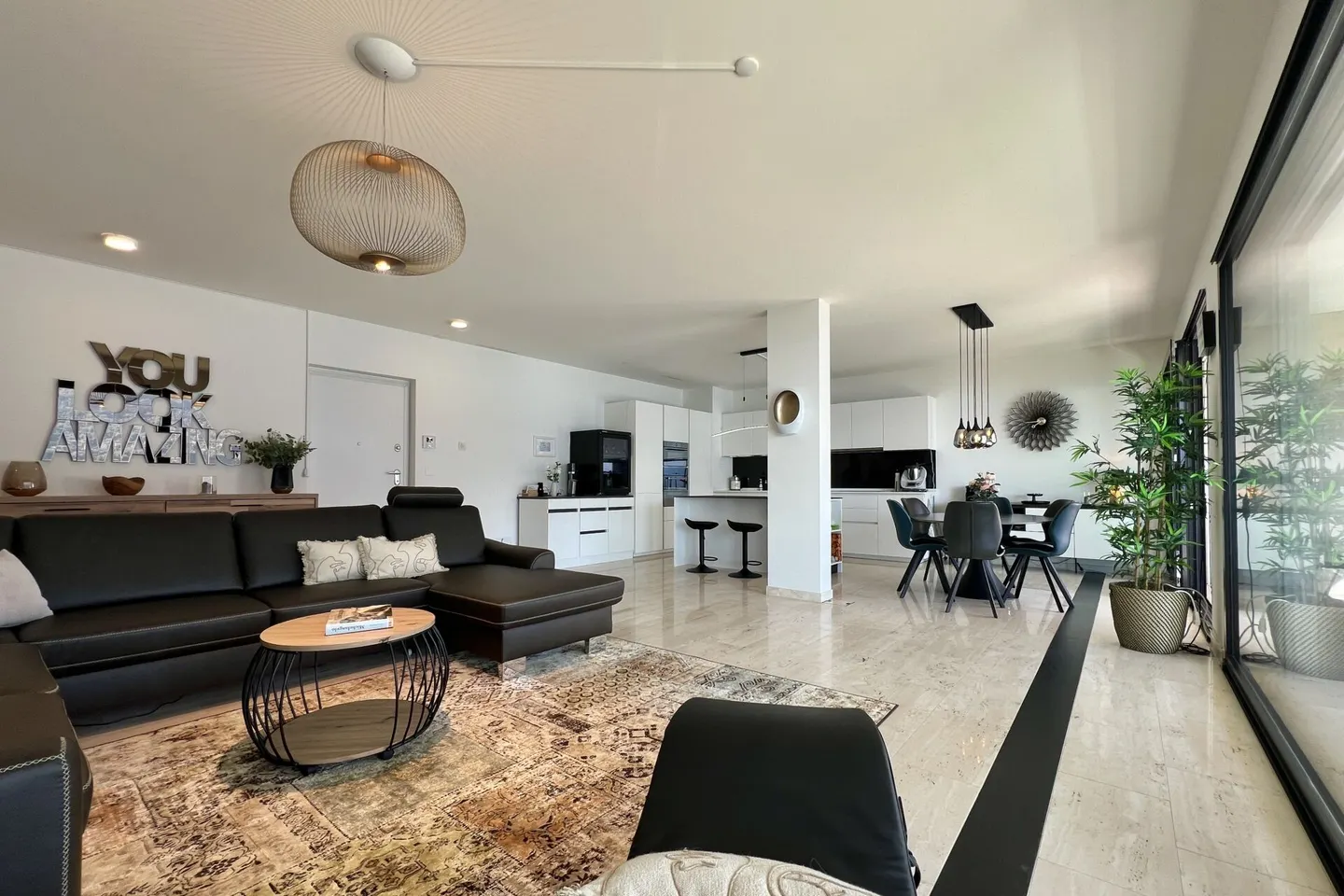 Luxury Apartment with Lake View - Photo 6 of 44