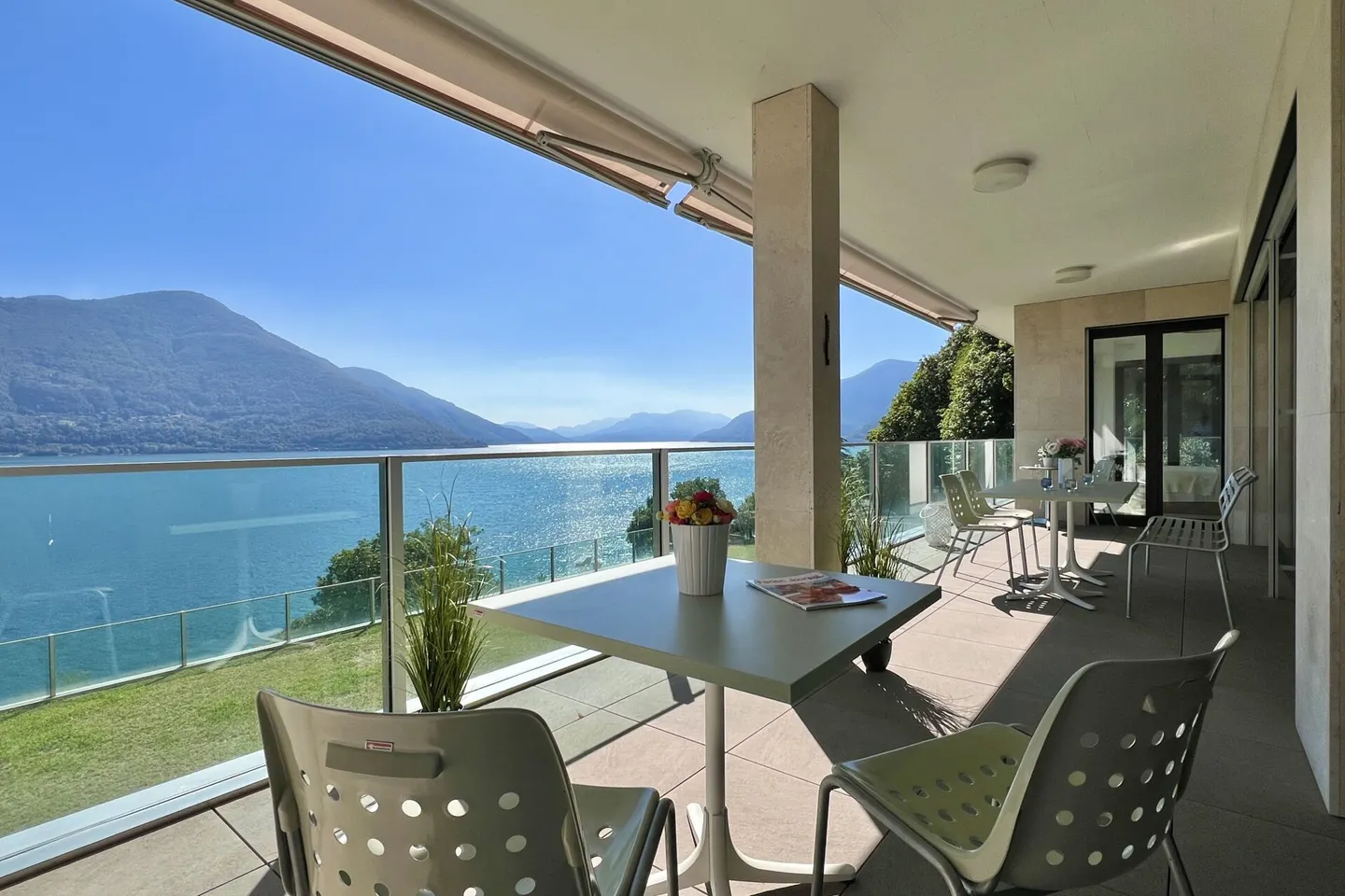Luxury Apartment with Lake View - Photo 9 of 44