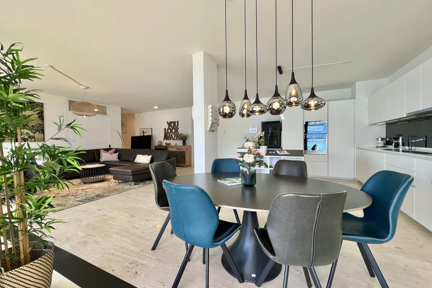 Luxury Apartment with Lake View - Photo 10 of 44