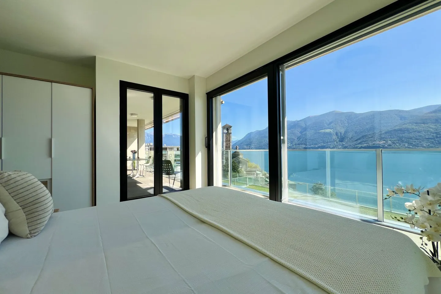 Luxury Apartment with Lake View - Photo 12 of 44