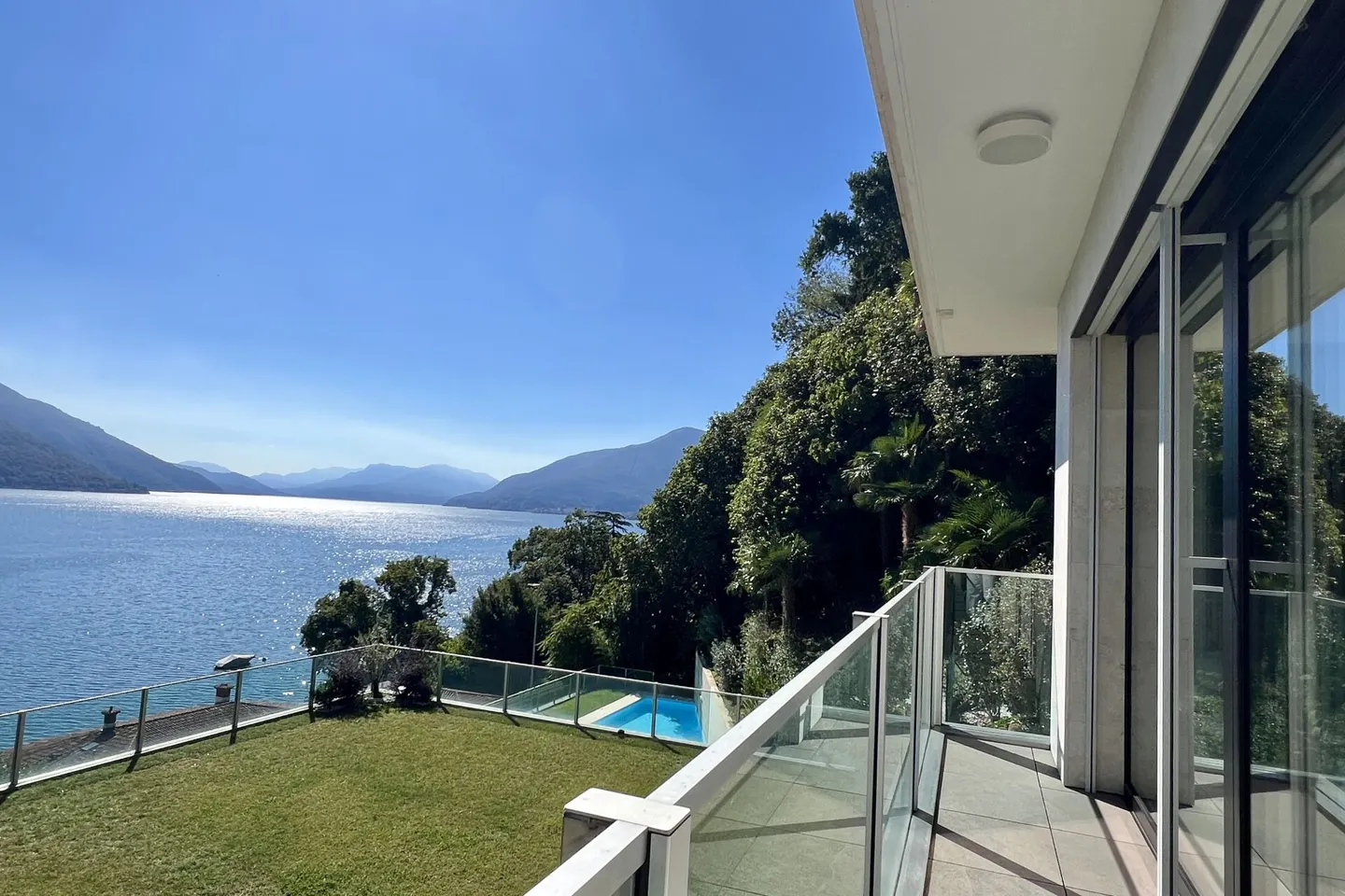 Luxury Apartment with Lake View - Photo 13 of 44