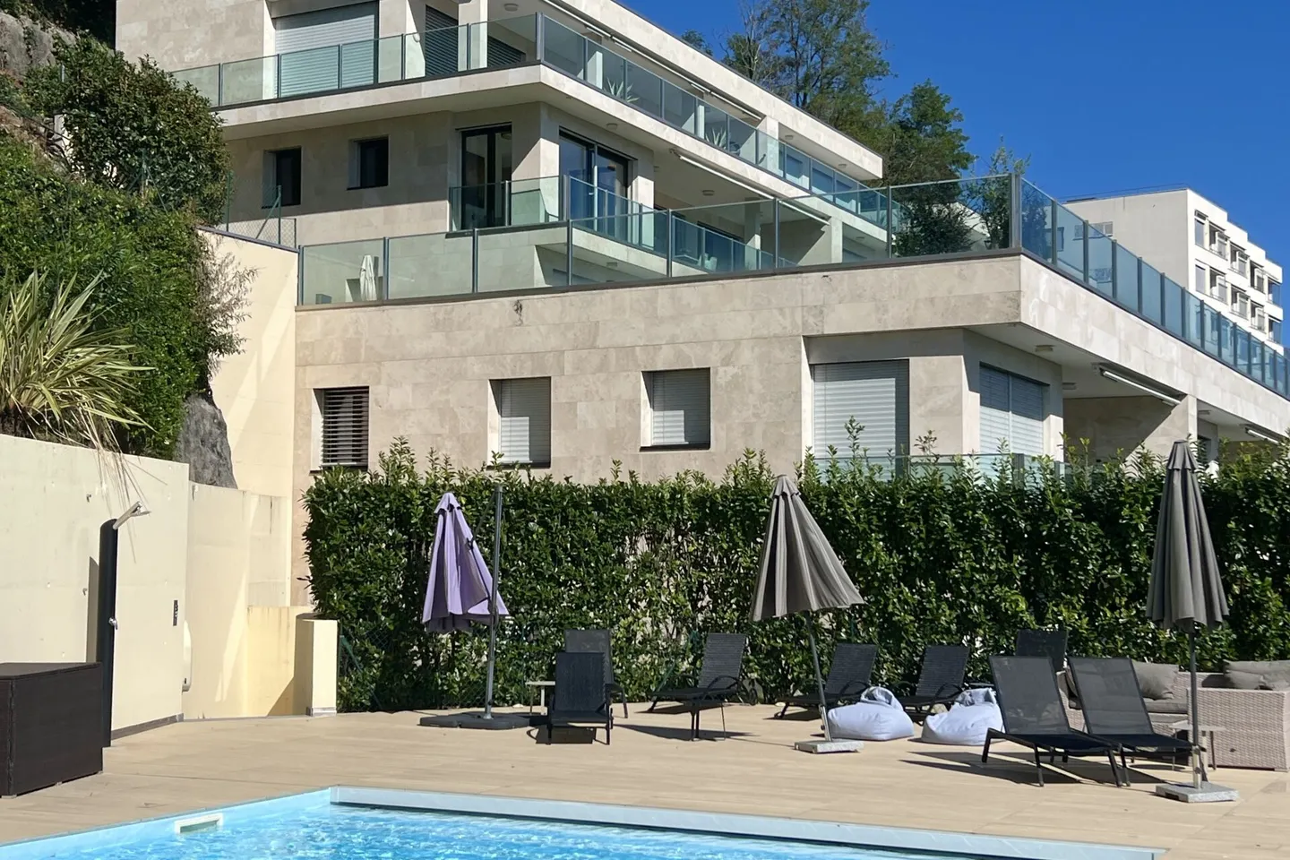 Luxury Apartment with Lake View - Photo 17 of 44