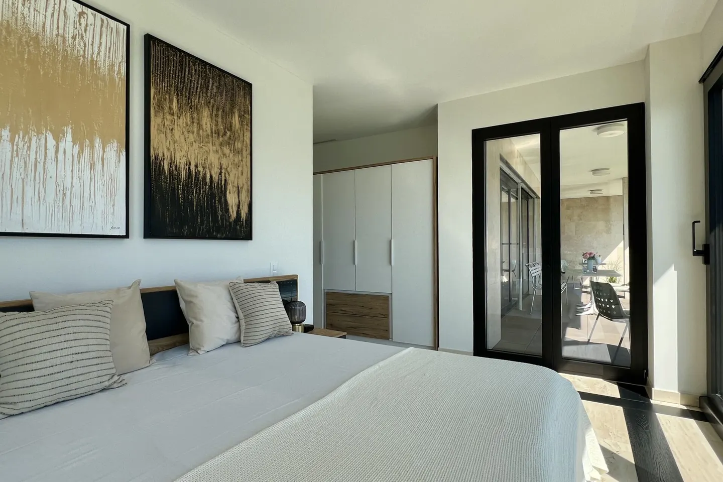 Luxury Apartment with Lake View - Photo 18 of 44