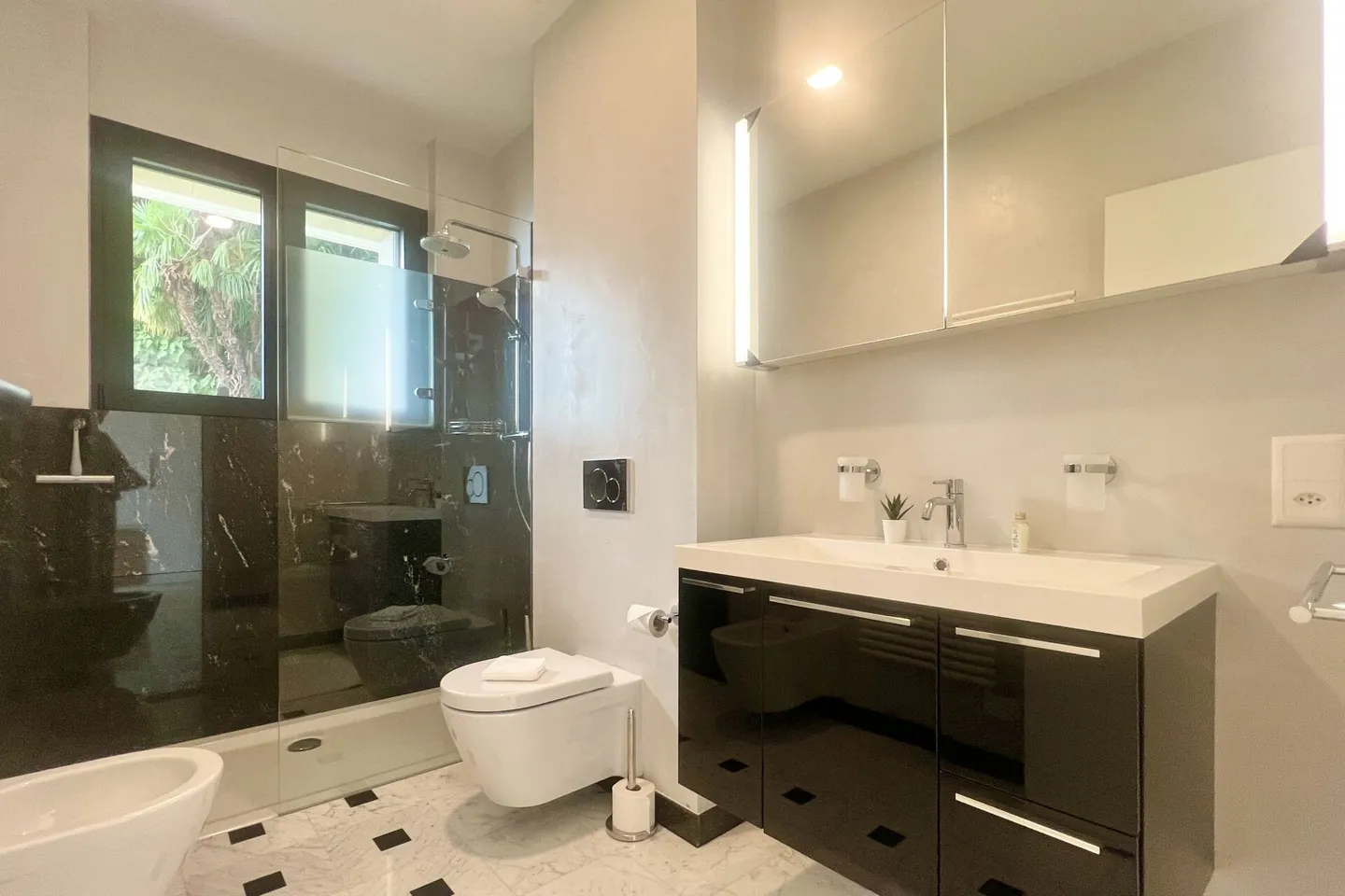 Luxury Apartment with Lake View - Photo 19 of 44