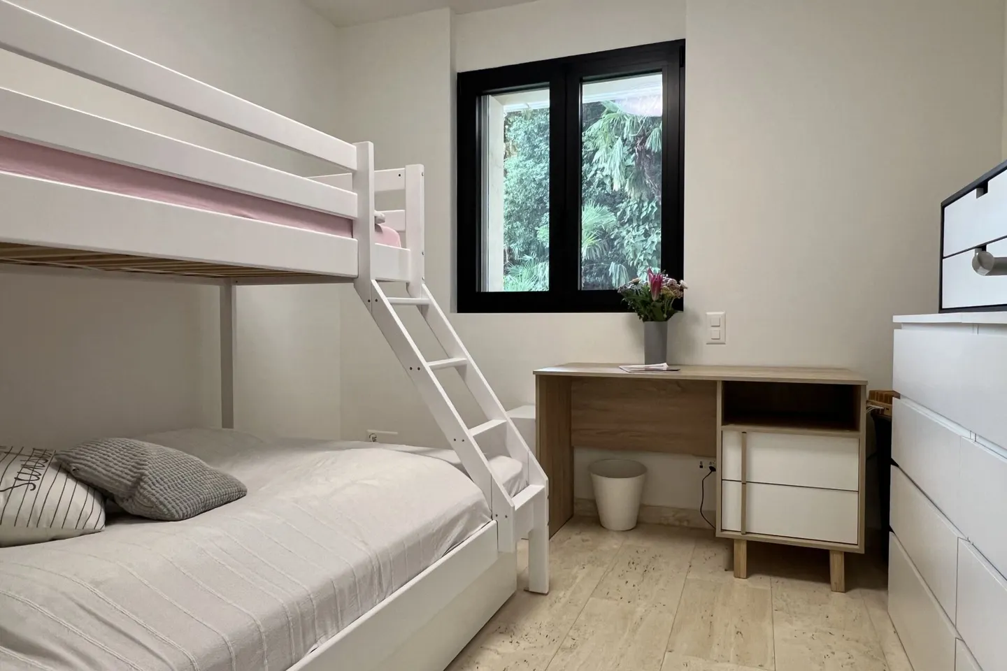 Luxury Apartment with Lake View - Photo 21 of 44