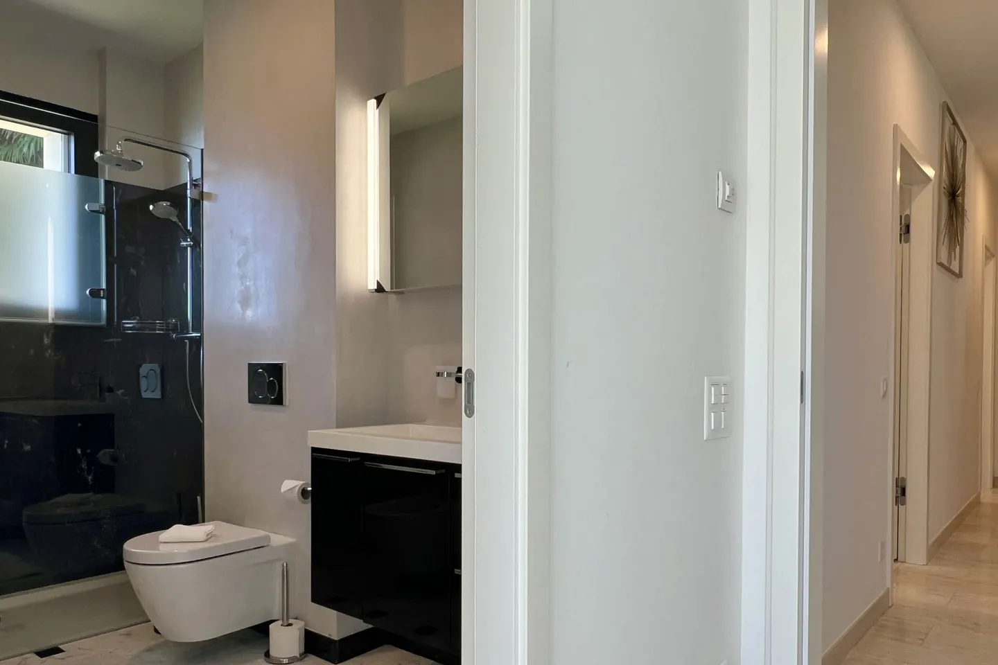 Luxury Apartment with Lake View - Photo 20 of 44