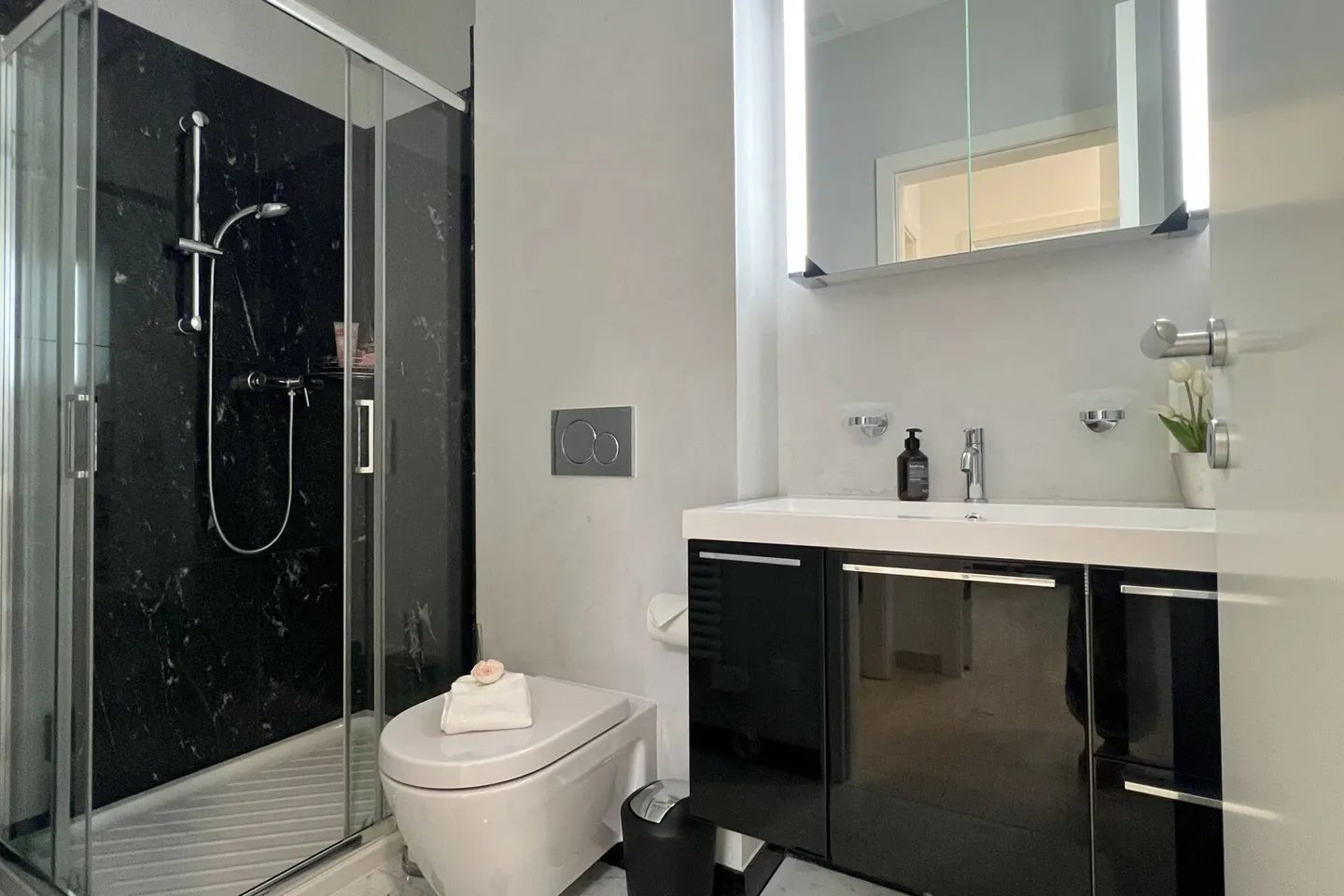 Luxury Apartment with Lake View - Photo 23 of 44
