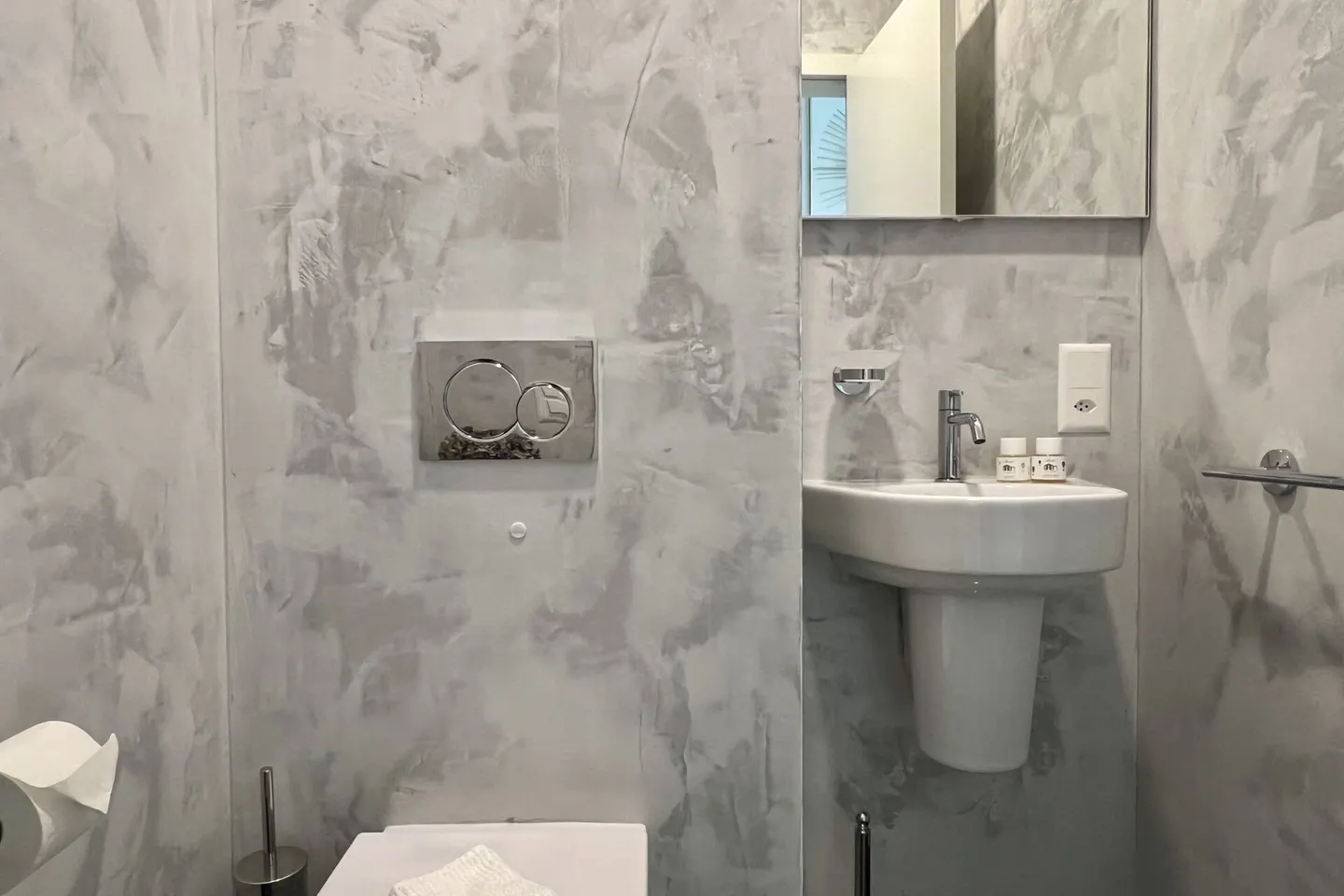 Luxury Apartment with Lake View - Photo 25 of 44