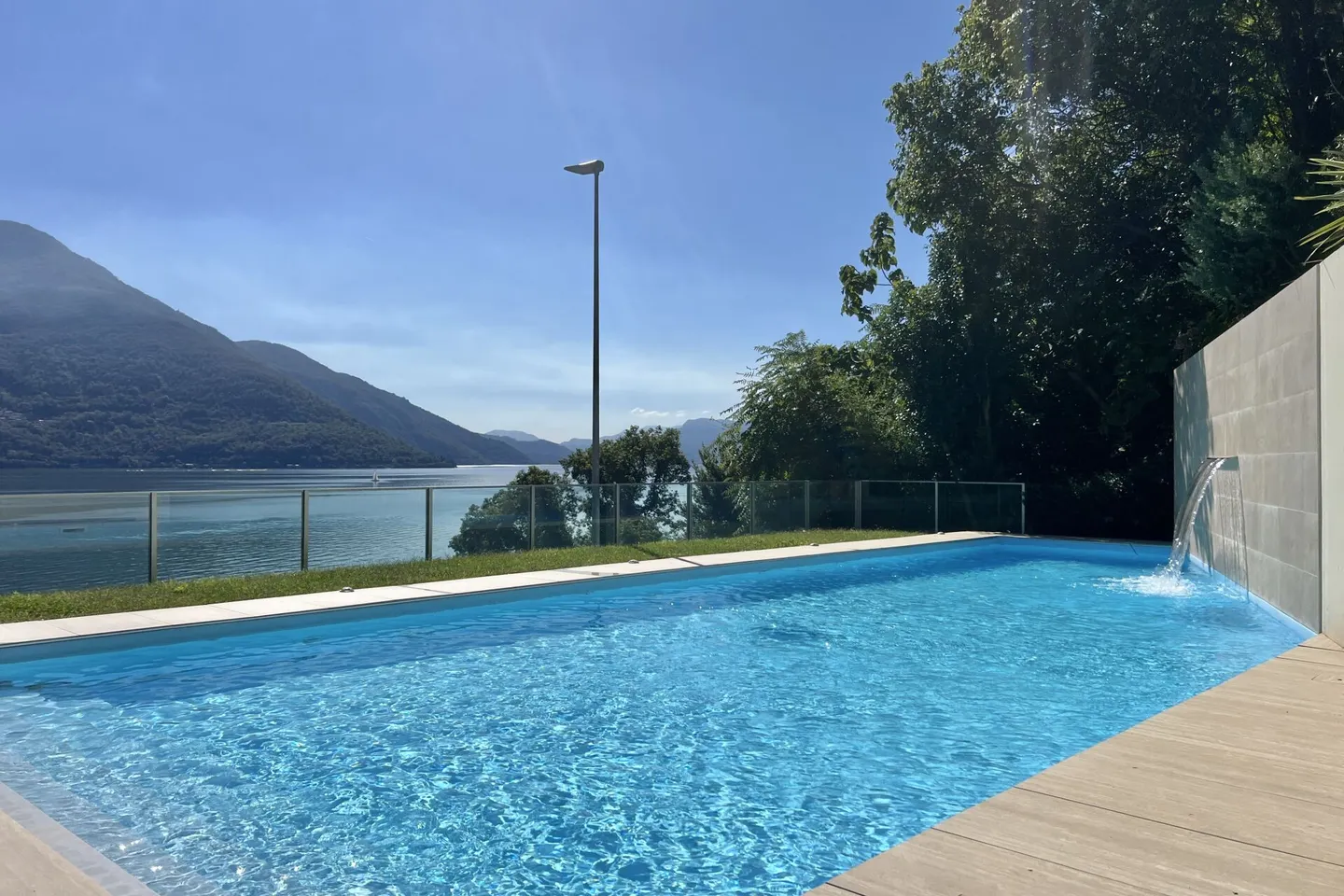 Luxury Apartment with Lake View - Photo 30 of 44