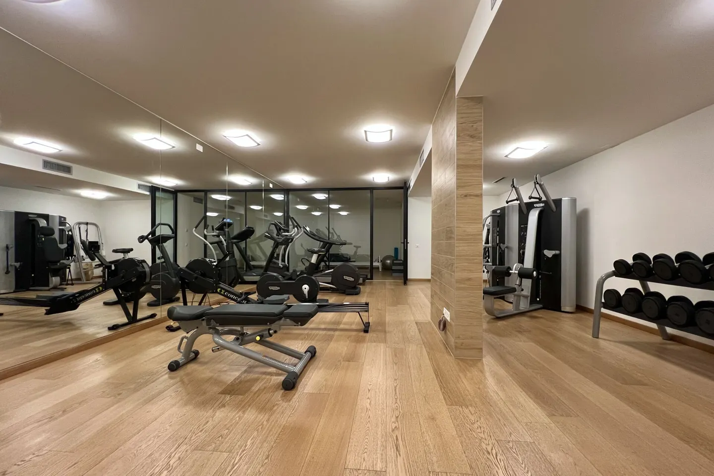 Luxury Apartment with Lake View - Photo 32 of 44