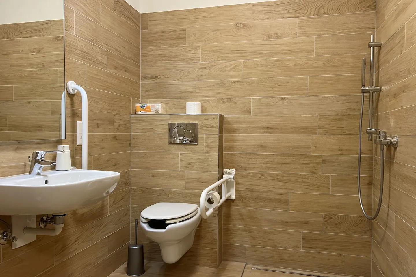 Luxury Apartment with Lake View - Photo 35 of 44
