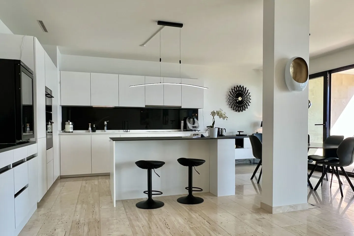 Luxury Apartment with Lake View - Photo 7 of 44