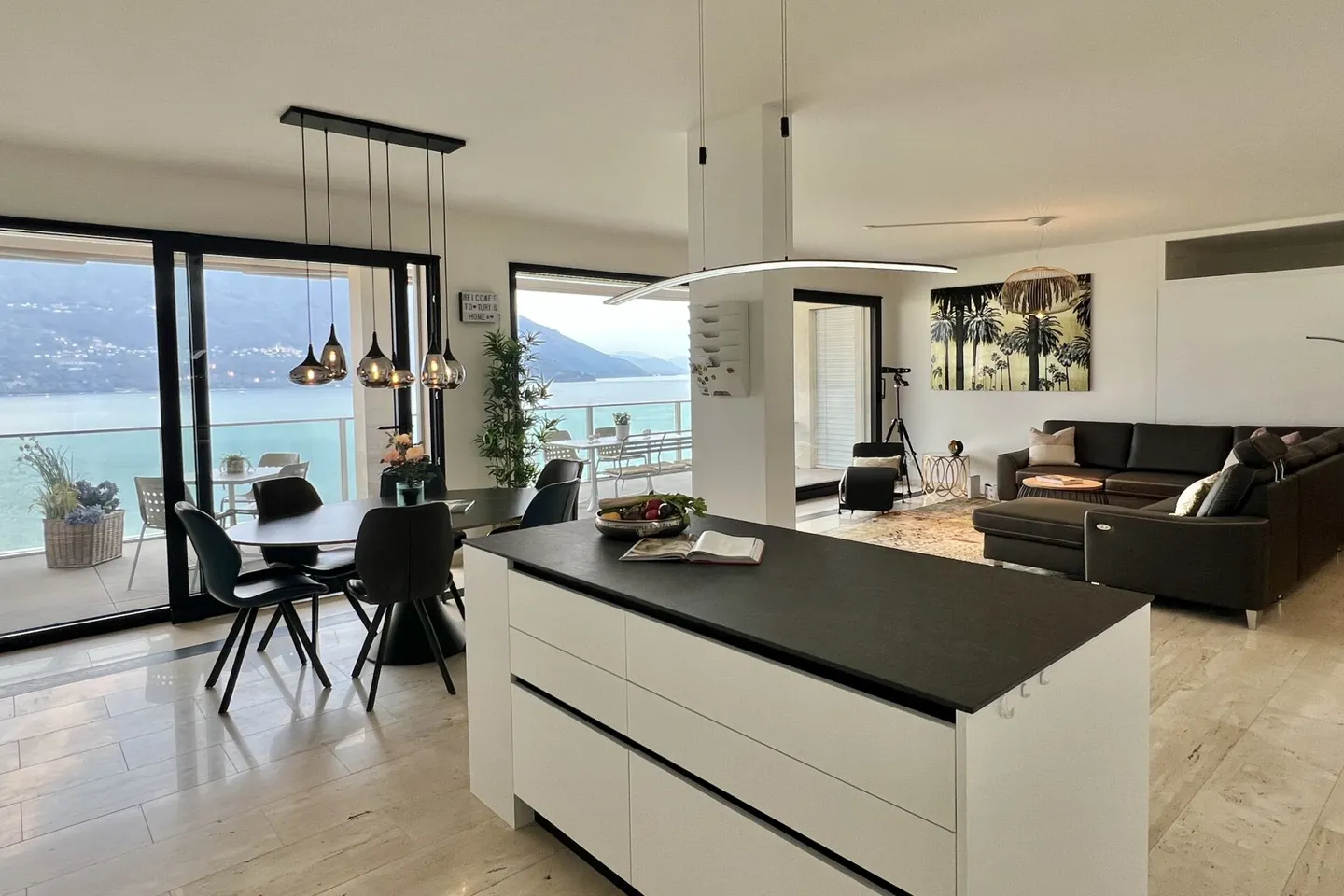 Luxury Apartment with Lake View - Photo 8 of 44