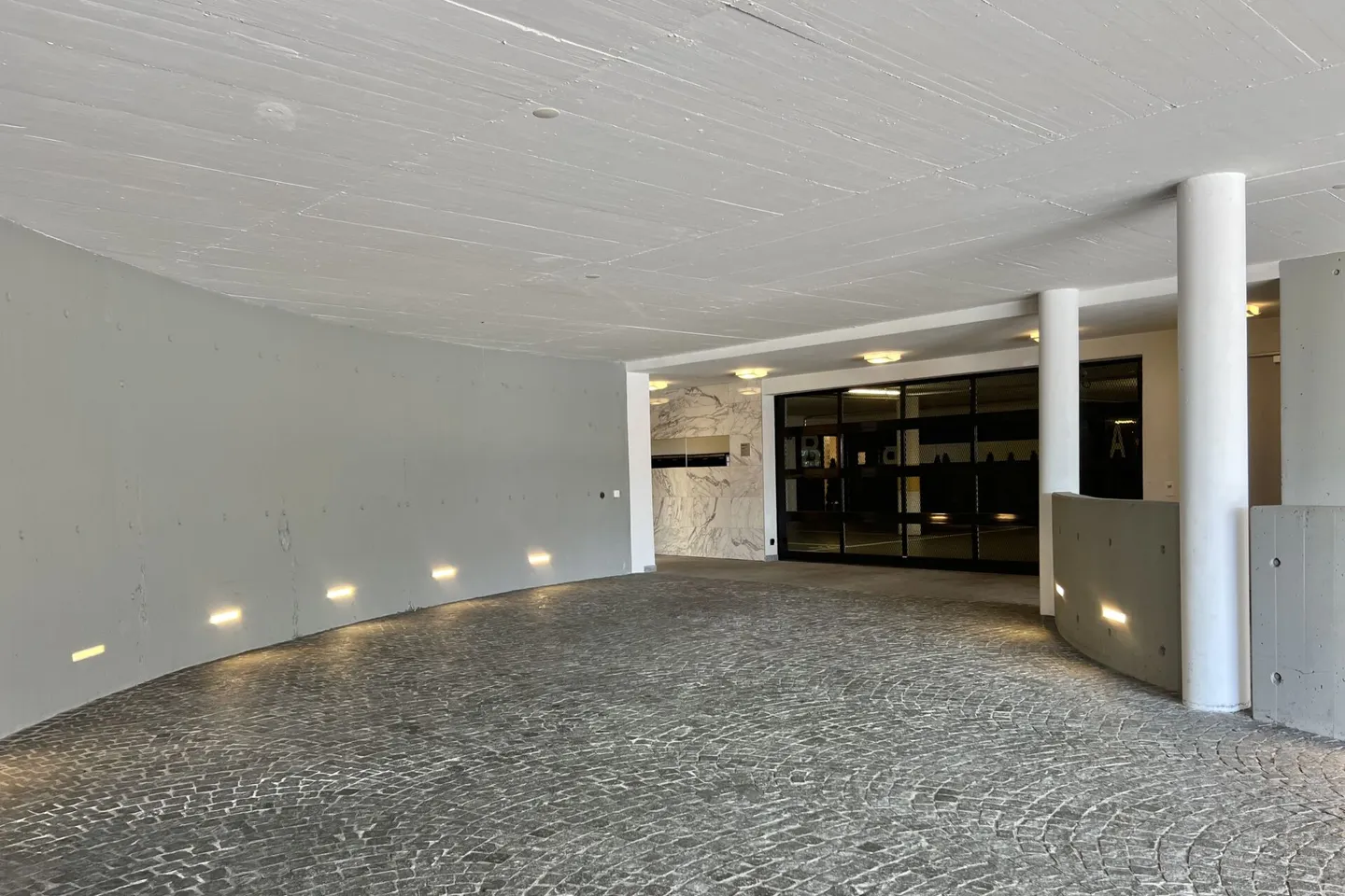 Luxury Apartment with Lake View - Photo 40 of 44