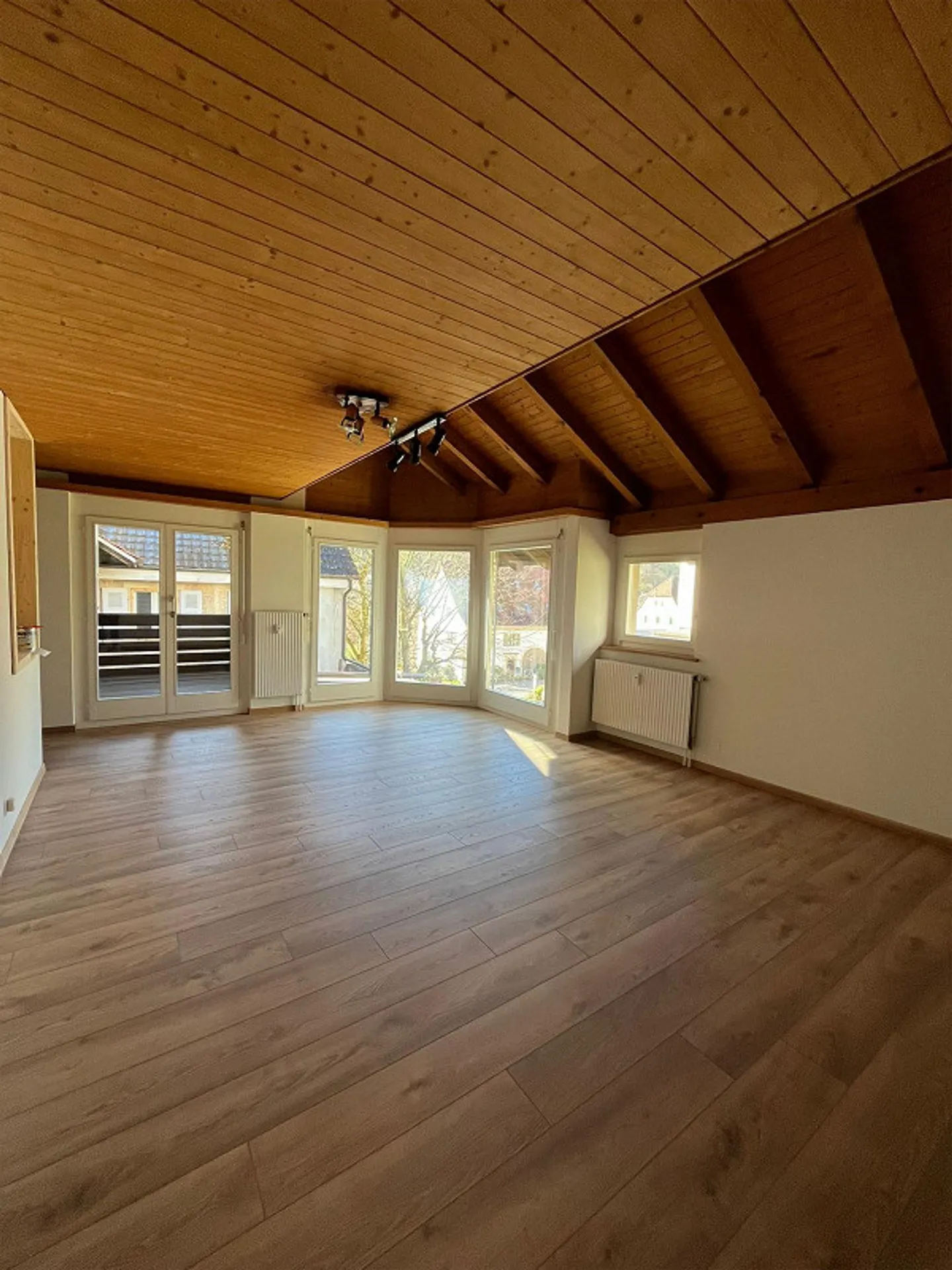 Helle 5-Zimmer-Wohnung in Grellingen - Foto 1 von 13