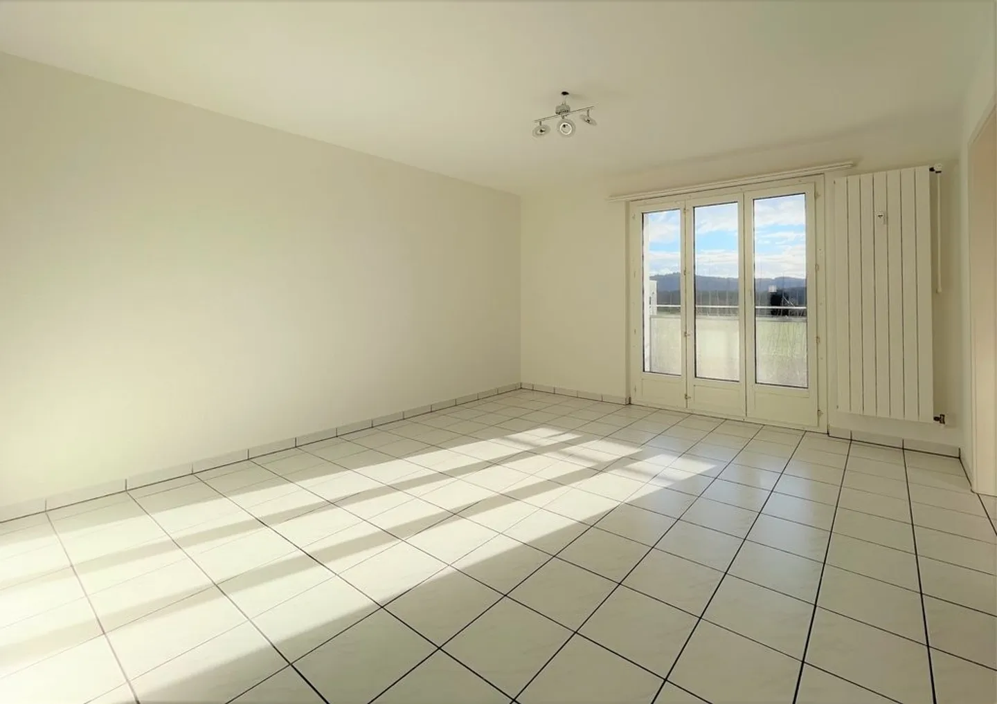 Renovated apartment with a free view - Photo 3 of 9