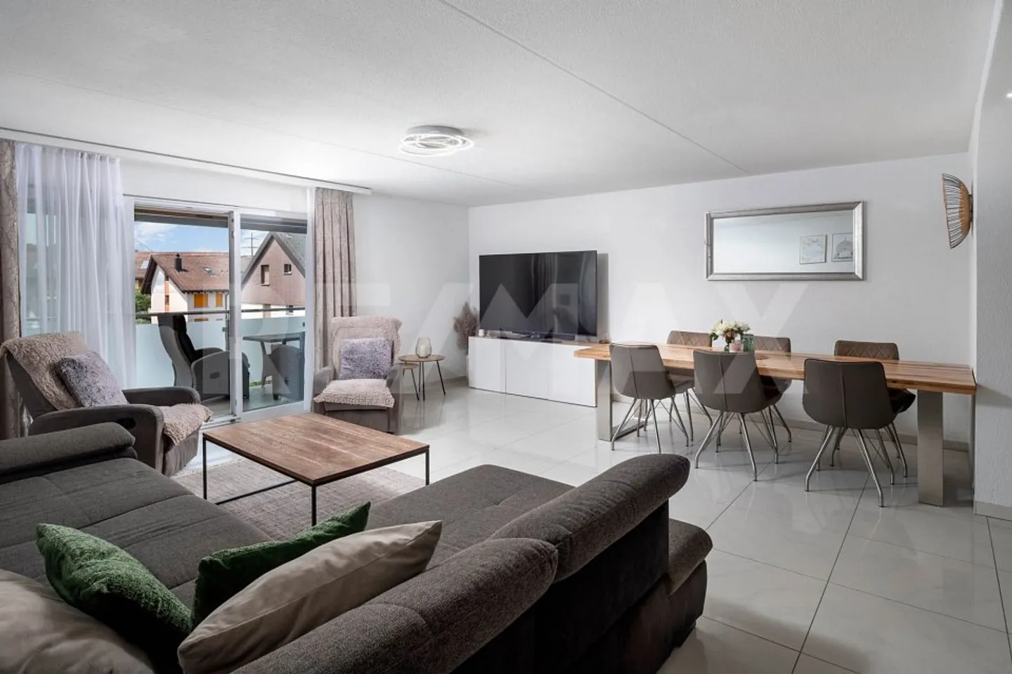 4.5-Zimmer-Wohnung mit sonnigem Balkon und hochwertiger Ausstattung in Buttikon SZ zu kaufen! - Foto 1 di 13