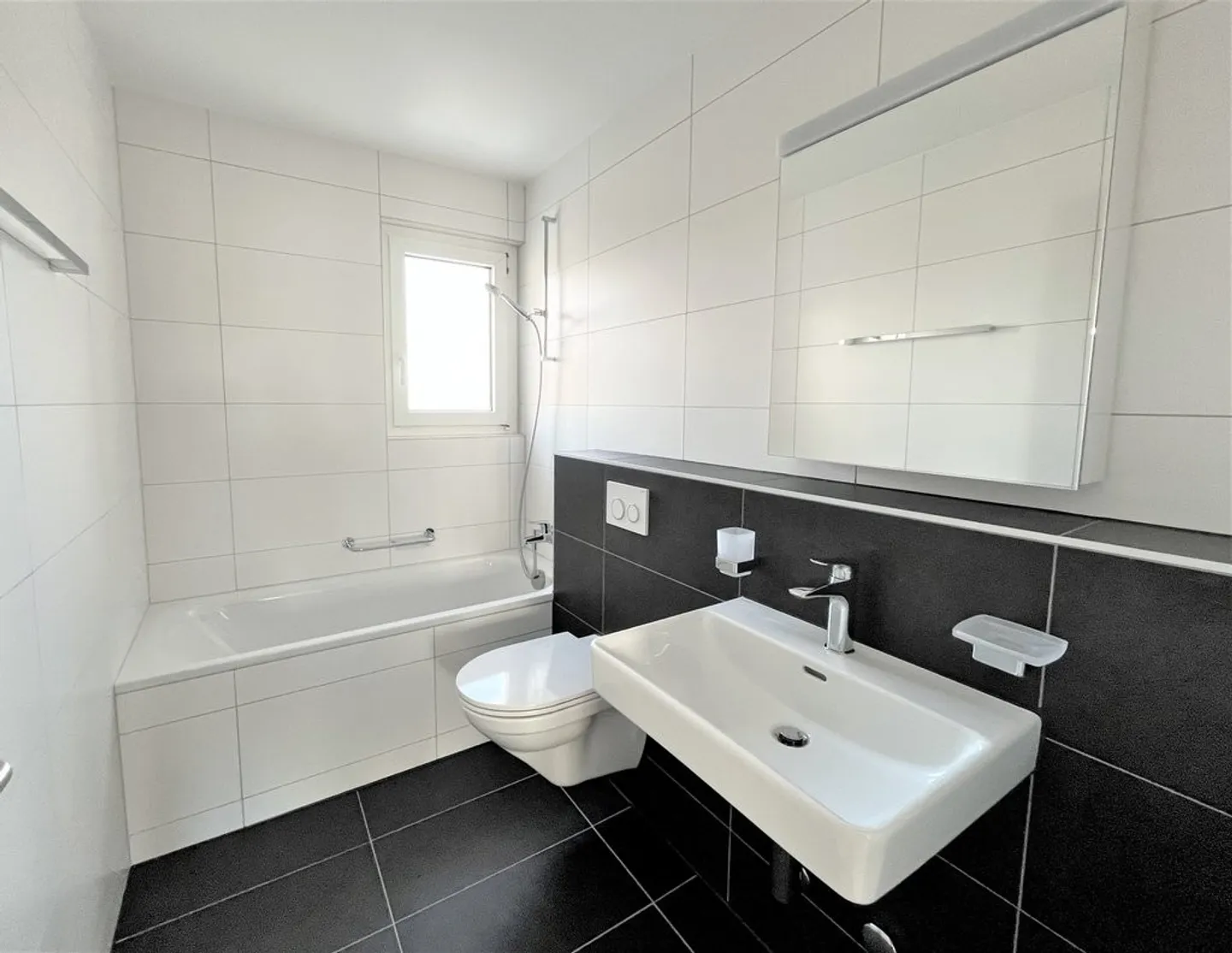 Renovated apartment with a free view - Photo 7 of 9