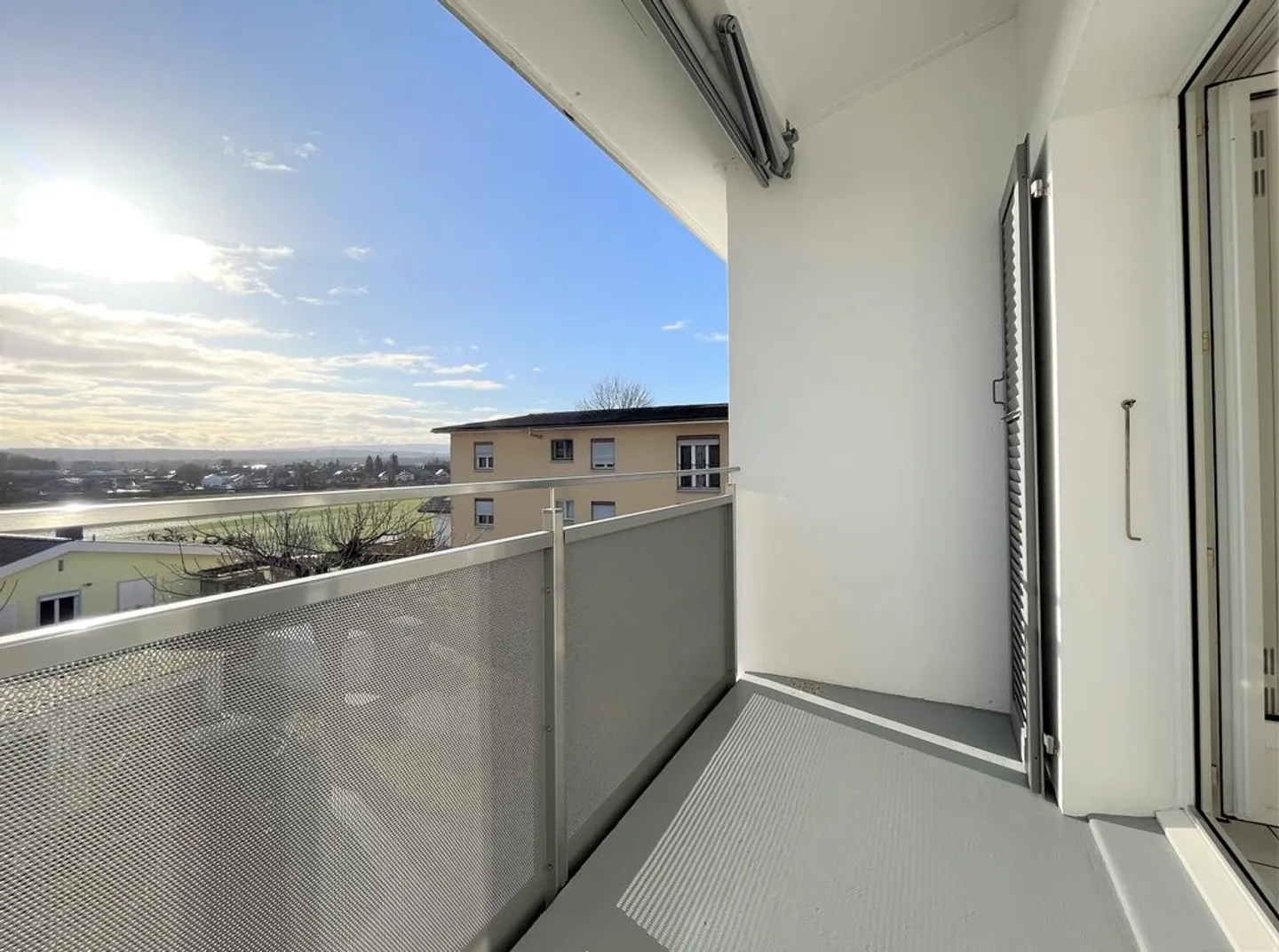 Renovated apartment with a free view - Photo 8 of 9