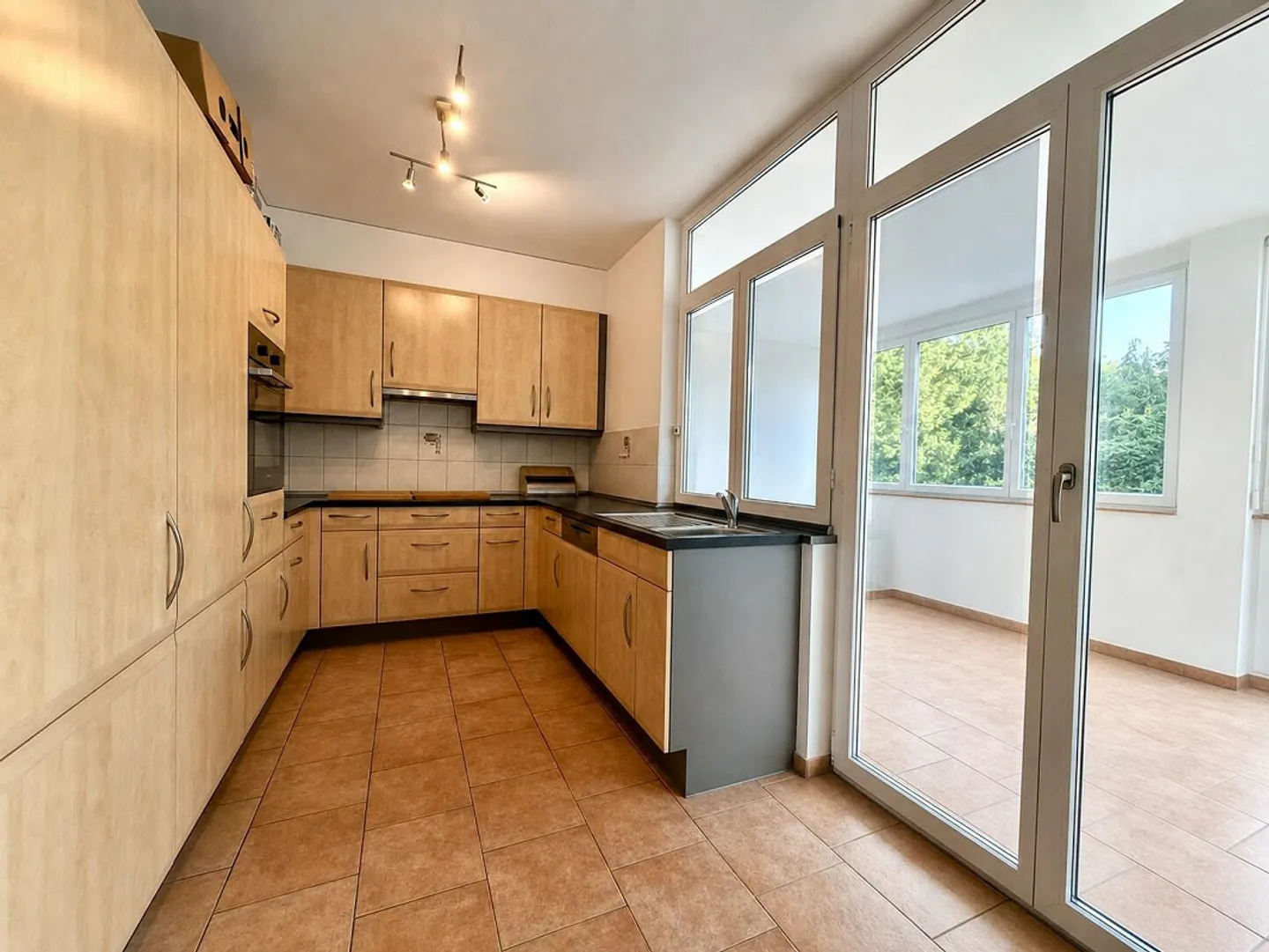Geräumige Wohnung mit Wintergarten - Foto 2 von 8