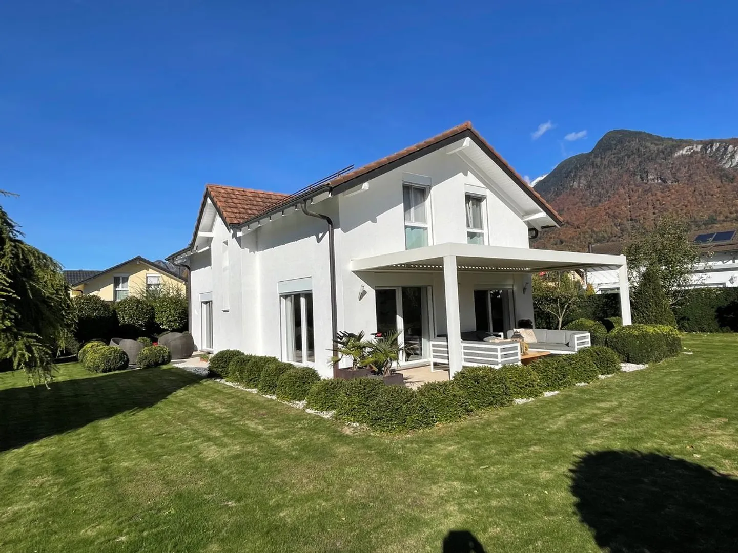 Bella villa individuale con 5,5 camere e una vista molto bella in una zona residenziale tranquilla - Foto 2 di 13