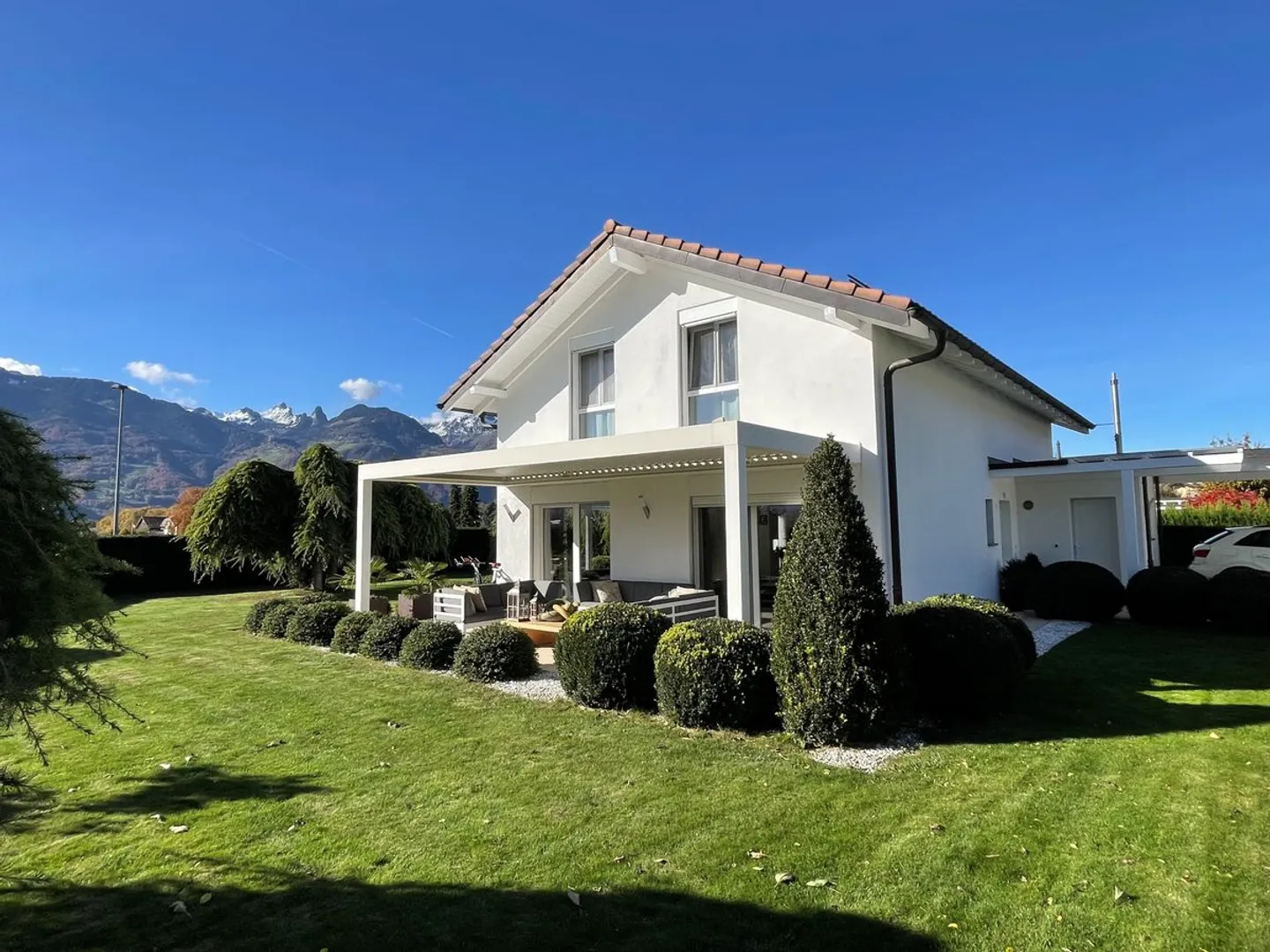Bella villa individuale con 5,5 camere e una vista molto bella in una zona residenziale tranquilla - Foto 1 di 13