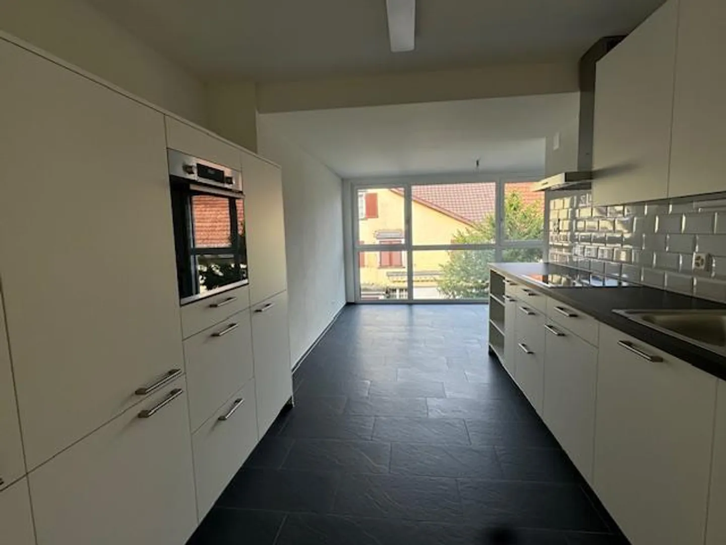 Appartement élégant de 4,5 pièces avec des pièces inondées de lumière - Photo 2 sur 7