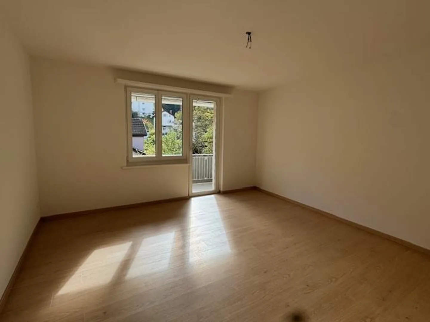 Appartement élégant de 4,5 pièces avec des pièces inondées de lumière - Photo 3 sur 7