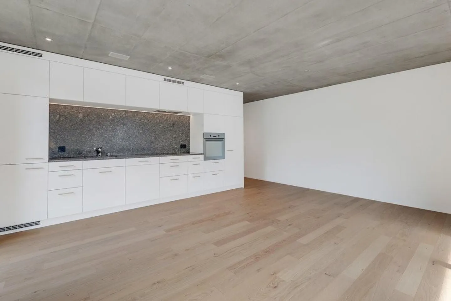 Attractive 3.5 room apartment in the center - Photo 3 of 8