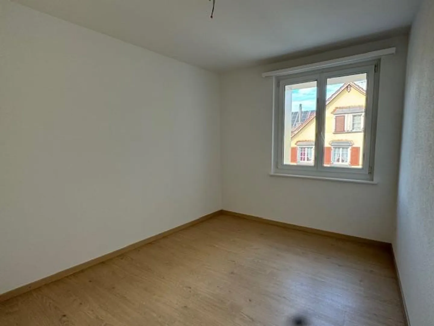 Appartement élégant de 4,5 pièces avec des pièces inondées de lumière - Photo 4 sur 7