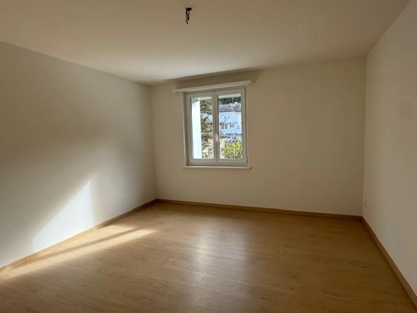 Appartement élégant de 4,5 pièces avec des pièces inondées de lumière - Photo 5 sur 7