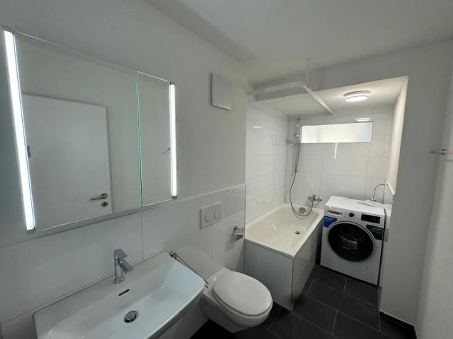 Appartement élégant de 4,5 pièces avec des pièces inondées de lumière - Photo 6 sur 7