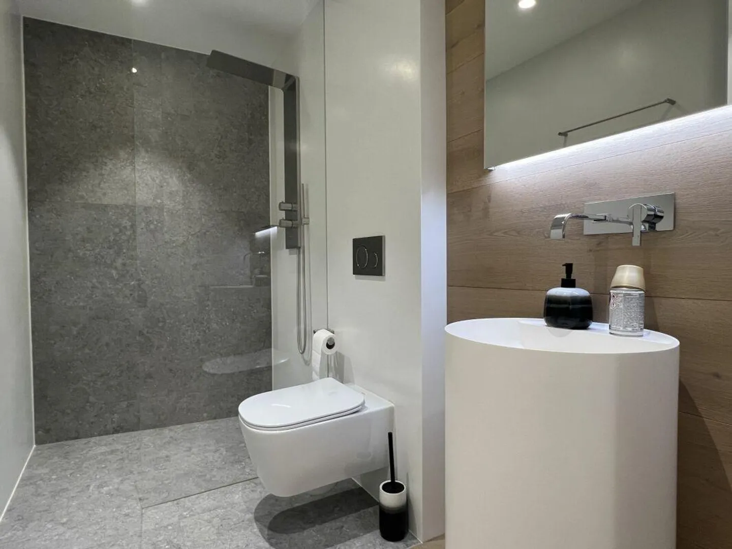 Appartement moderne à Paradiso avec piscine, salle de sport et vue merveilleuse - Photo 15 sur 23