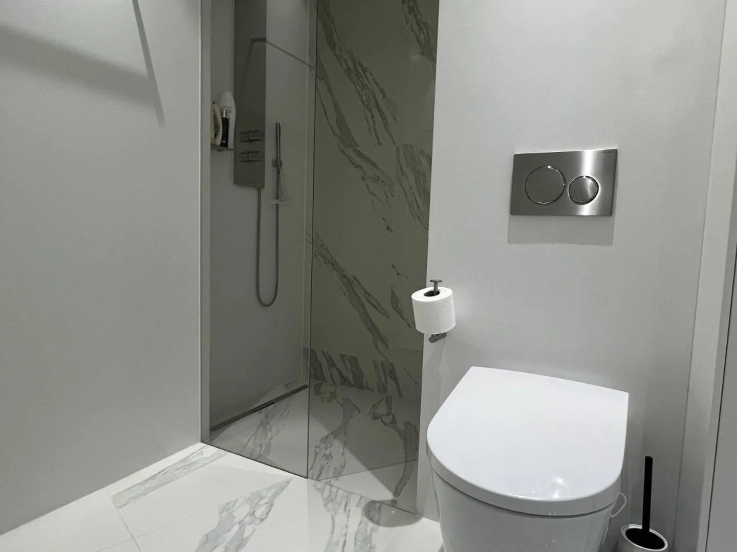 Appartement moderne à Paradiso avec piscine, salle de sport et vue merveilleuse - Photo 18 sur 23