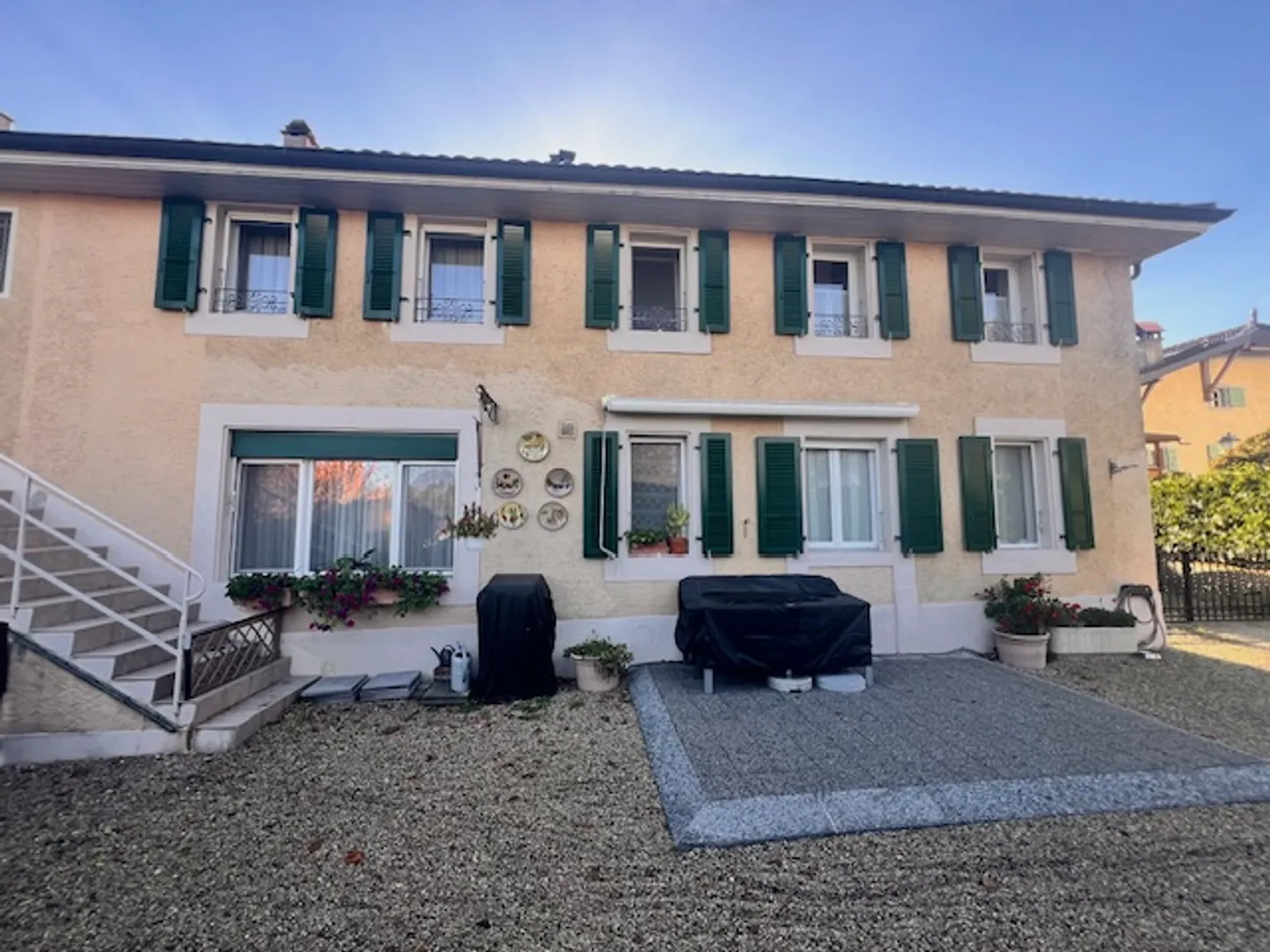 Großes Dorfhaus im Zentrum von Prangins mit 3 unabhängigen Wohnungen - Foto 1 von 37