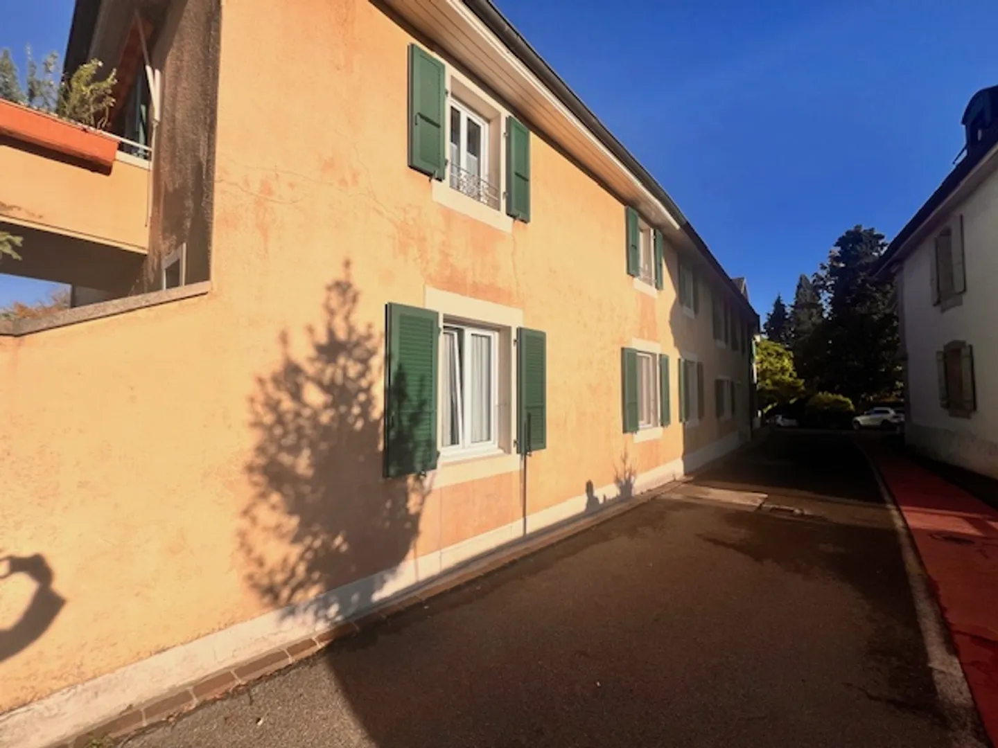 Großes Dorfhaus im Zentrum von Prangins mit 3 unabhängigen Wohnungen - Foto 2 von 37