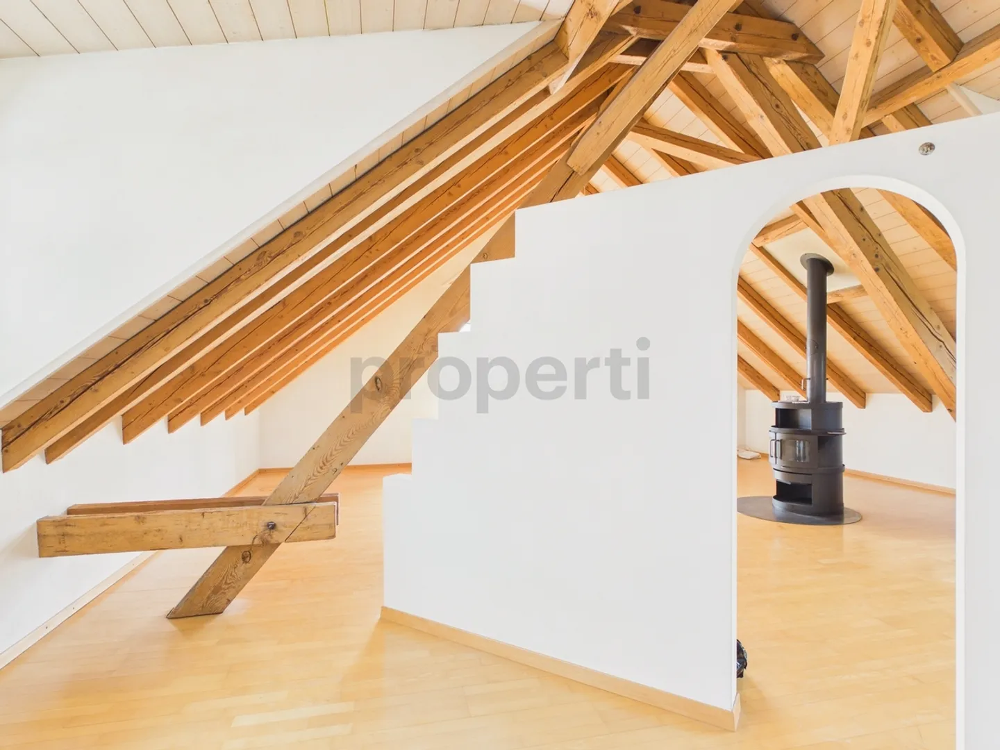 Appartement loft lumineux d'une chambre avec balcon surplombant la verdure, Hausen am Albis - Loyer incluant les charges - Photo 2 sur 10