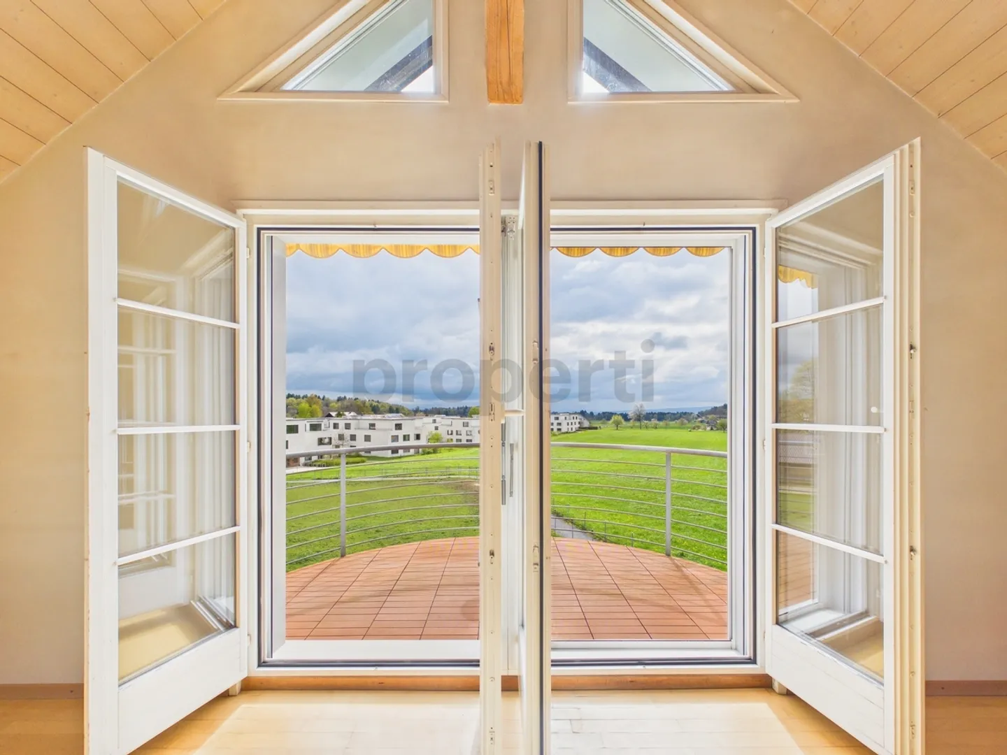 Appartement loft lumineux d'une chambre avec balcon surplombant la verdure, Hausen am Albis - Loyer incluant les charges - Photo 3 sur 10