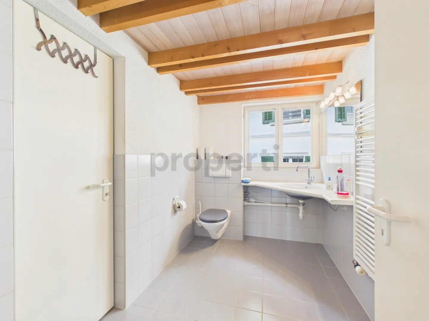 Appartement loft lumineux d'une chambre avec balcon surplombant la verdure, Hausen am Albis - Loyer incluant les charges - Photo 5 sur 10