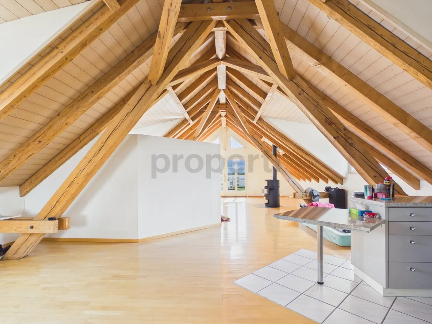 Appartement loft lumineux d'une chambre avec balcon surplombant la verdure, Hausen am Albis - Loyer incluant les charges - Photo 9 sur 10