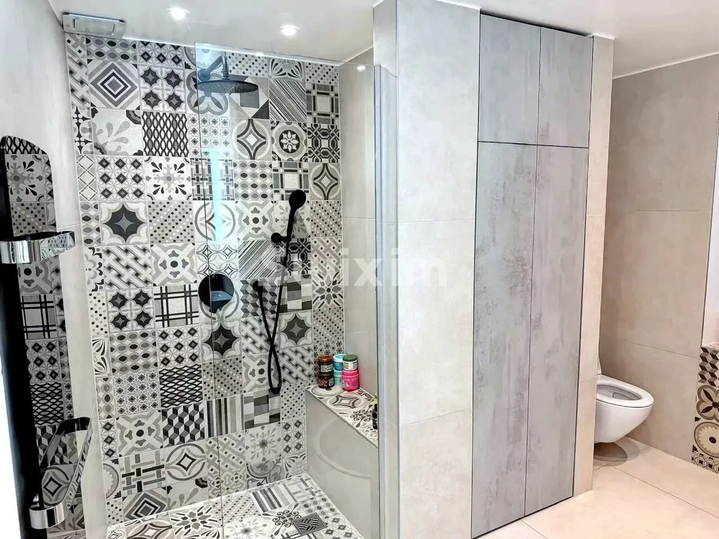 VILLA CONTEMPORANEA PROGETTATA DA UN ARCHITETTO NEL CUORE DI UNA CASA DI VILLAGGIO AUTENTICA - Foto 8 di 11