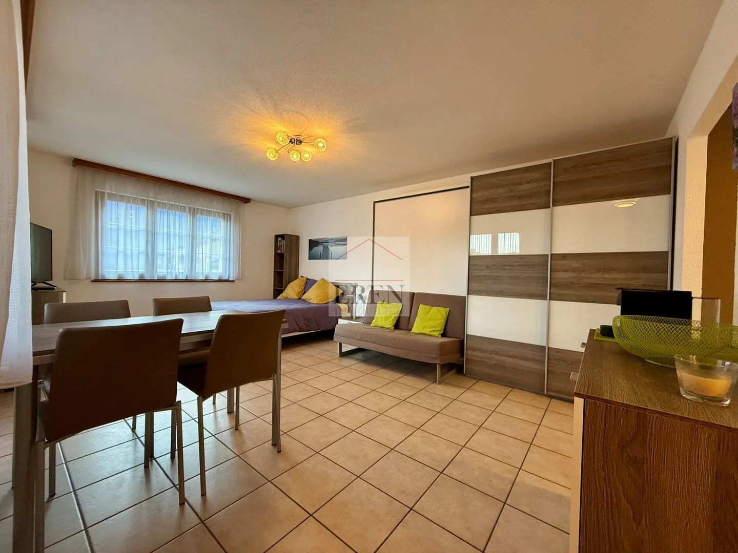 Superbe studio meublé avec balcon sud et vue sur les montagnes à louer aux bains de Saillon - Photo 1 sur 12