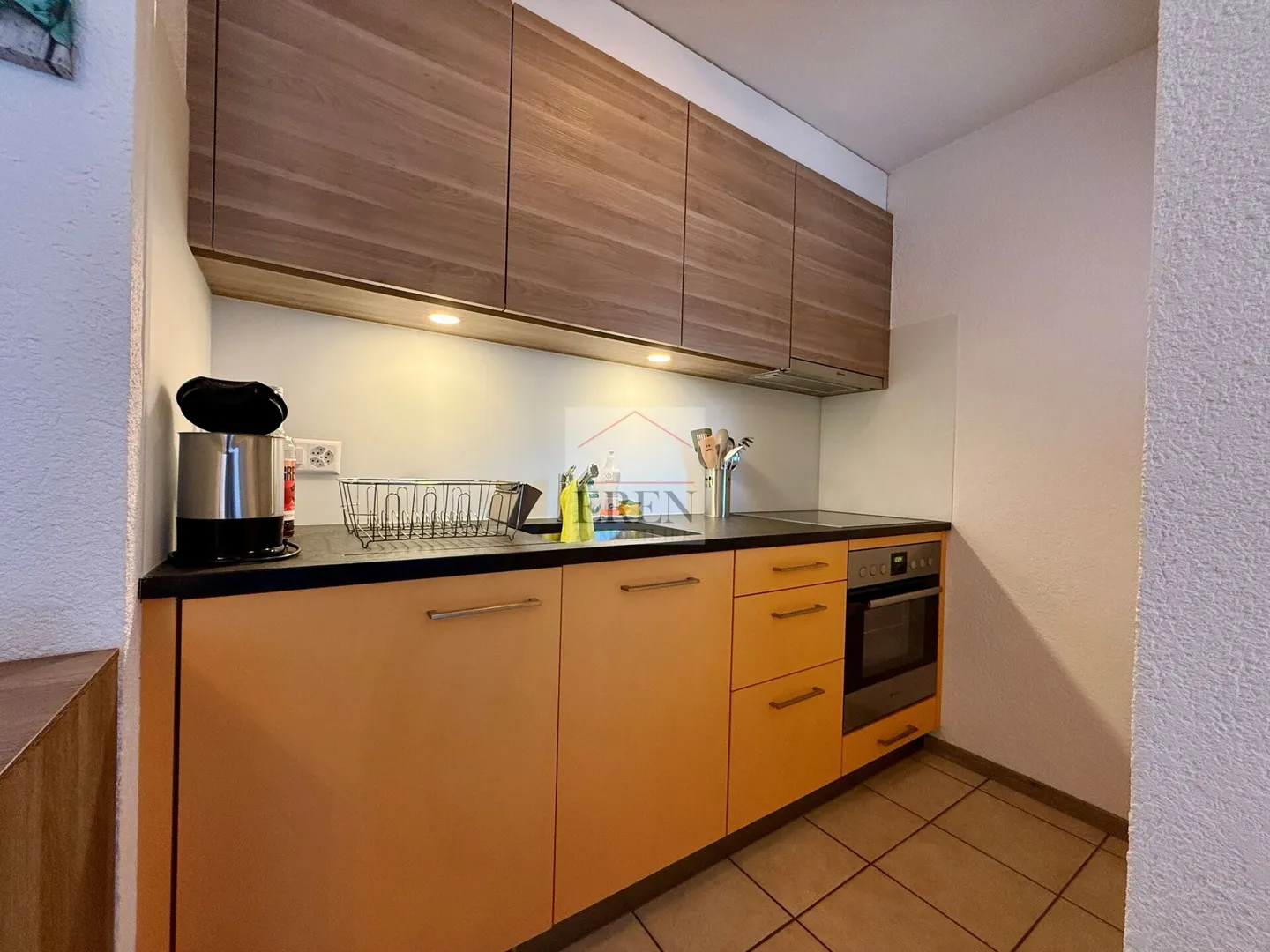 Superbe studio meublé avec balcon sud et vue sur les montagnes à louer aux bains de Saillon - Photo 2 sur 12