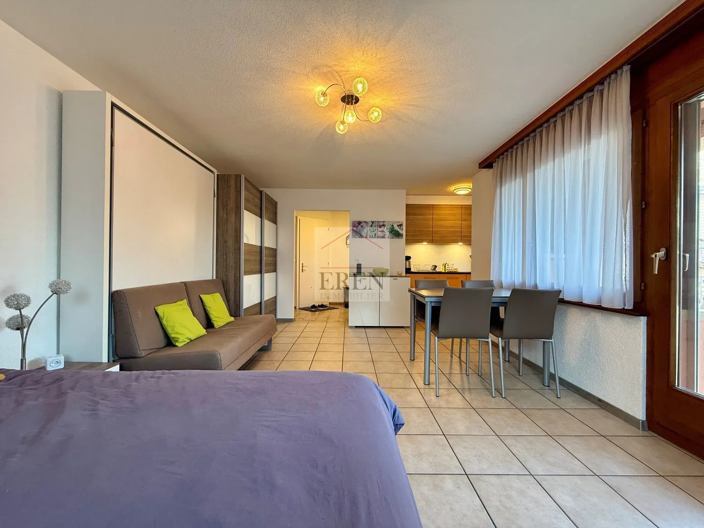 Superbe studio meublé avec balcon sud et vue sur les montagnes à louer aux bains de Saillon - Photo 3 sur 12