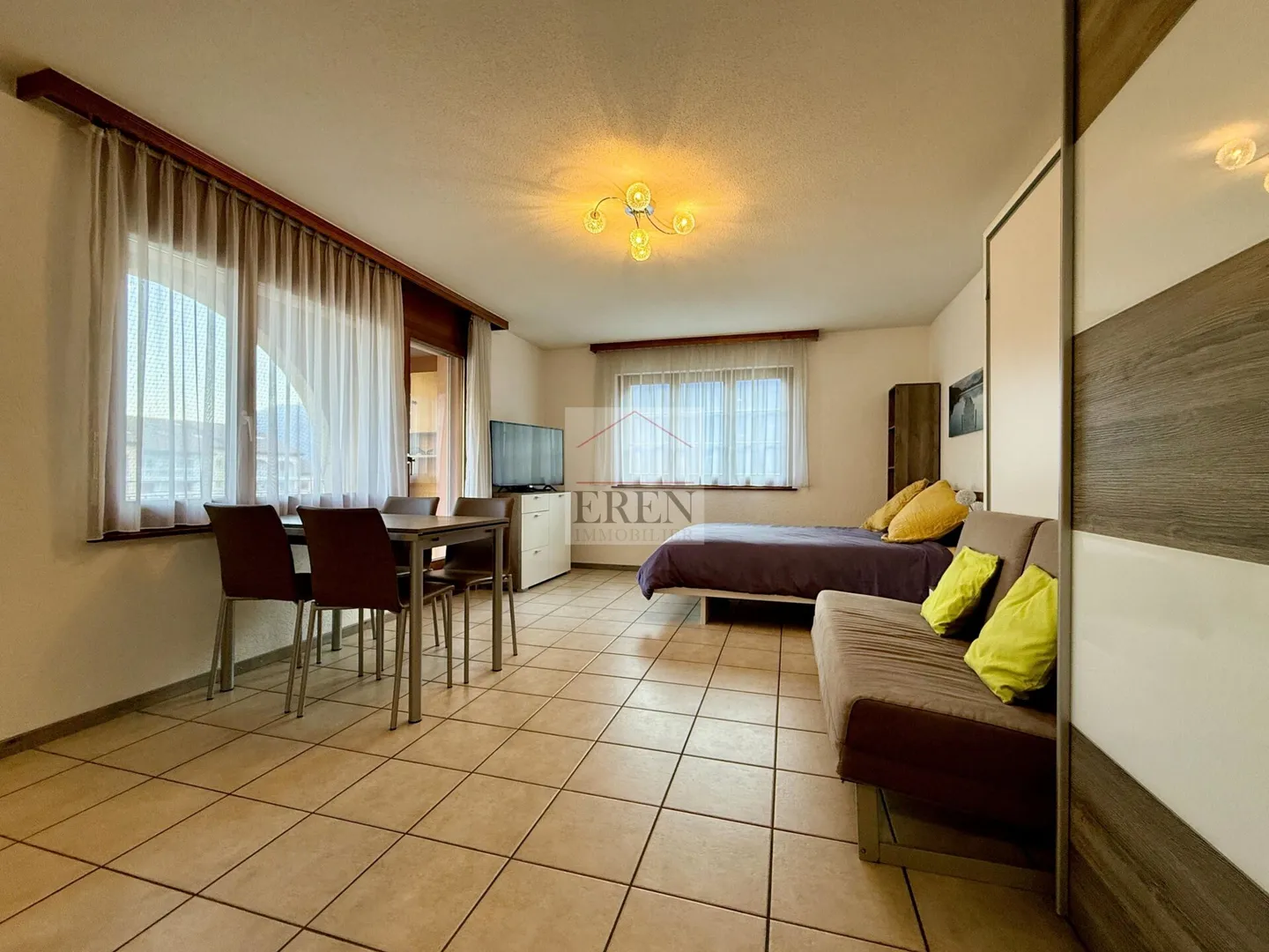 Superbe studio meublé avec balcon sud et vue sur les montagnes à louer aux bains de Saillon - Photo 4 sur 12