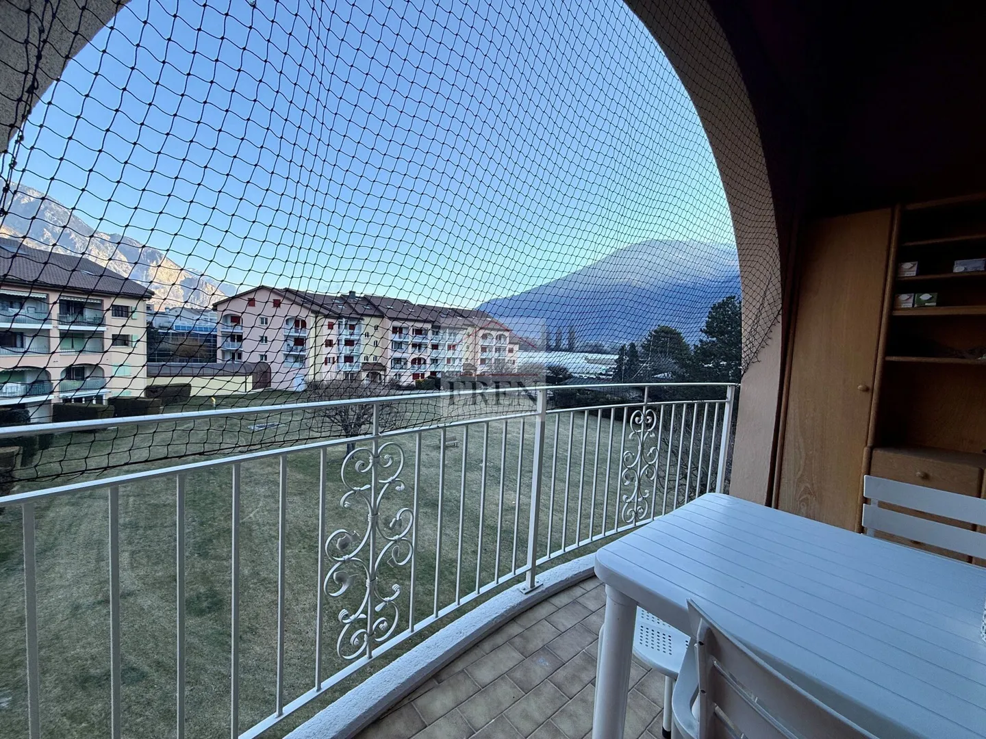 Superbe studio meublé avec balcon sud et vue sur les montagnes à louer aux bains de Saillon - Photo 7 sur 12
