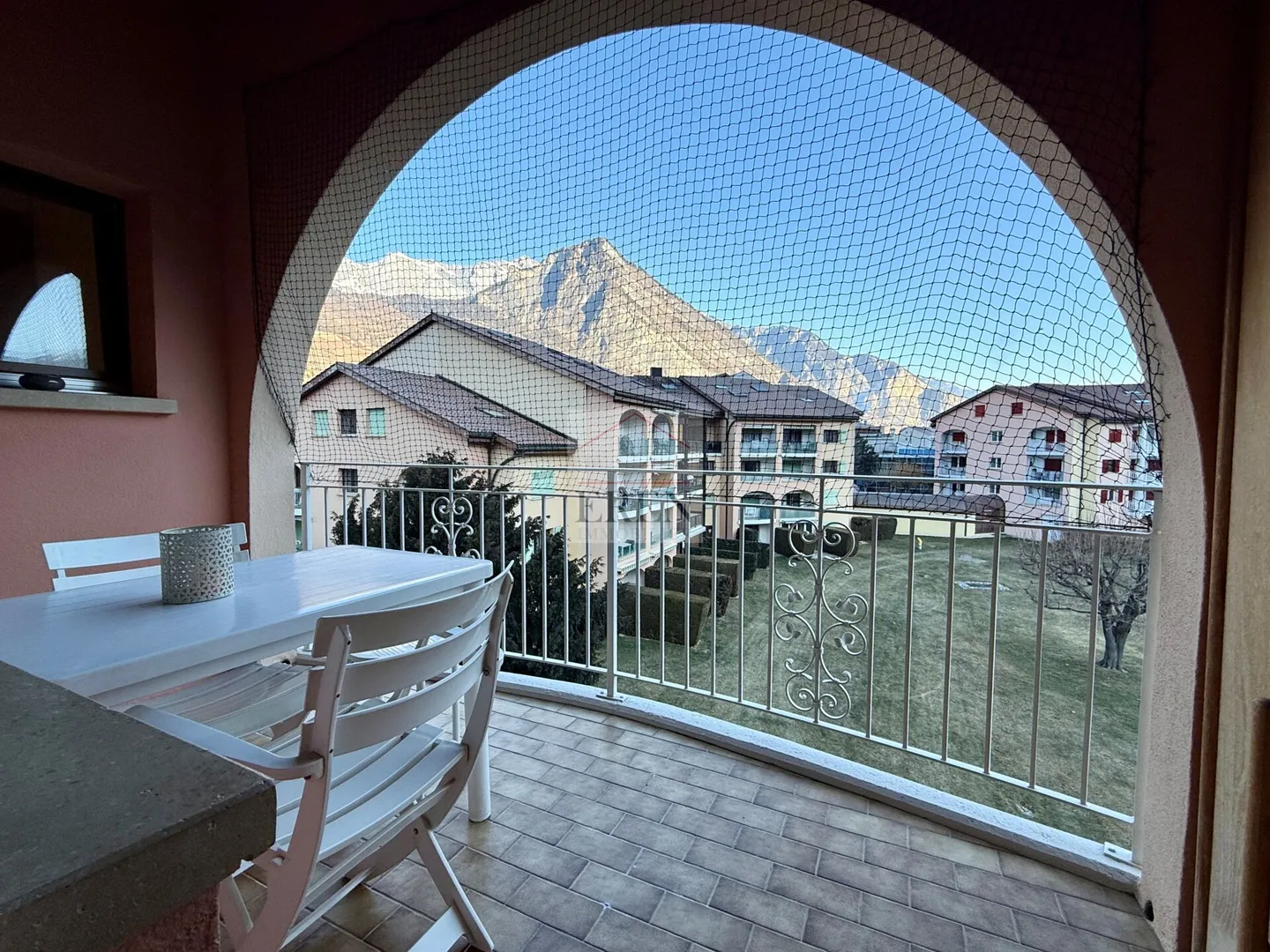 Superbe studio meublé avec balcon sud et vue sur les montagnes à louer aux bains de Saillon - Photo 8 sur 12