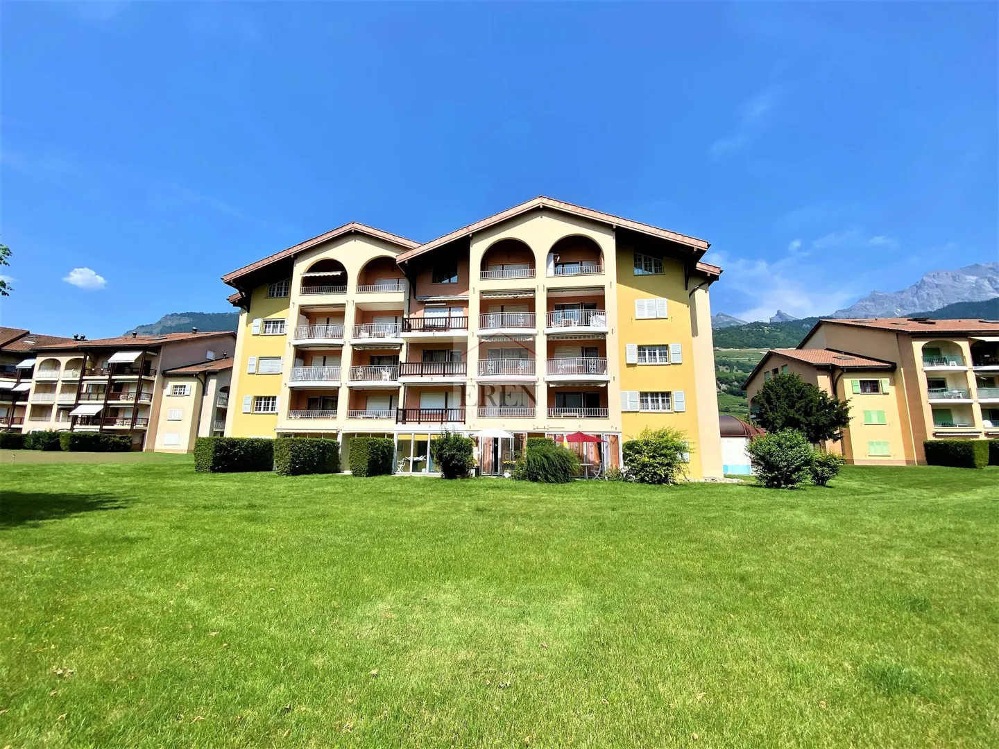 Superbe studio meublé avec balcon sud et vue sur les montagnes à louer aux bains de Saillon - Photo 9 sur 12