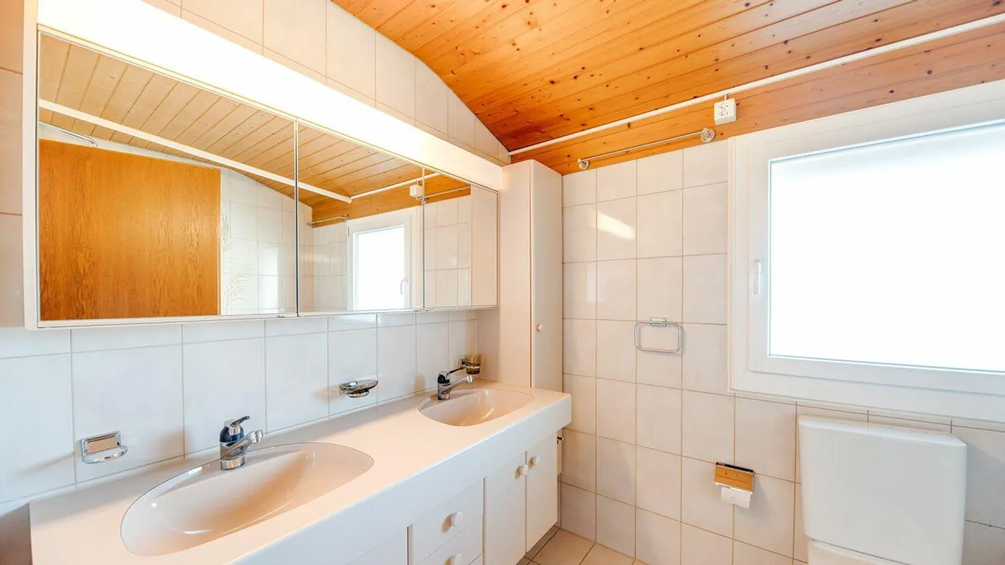 Casa angolare a schiera di 5,5 stanze in una posizione molto attraente e tranquilla - Foto 10 di 13