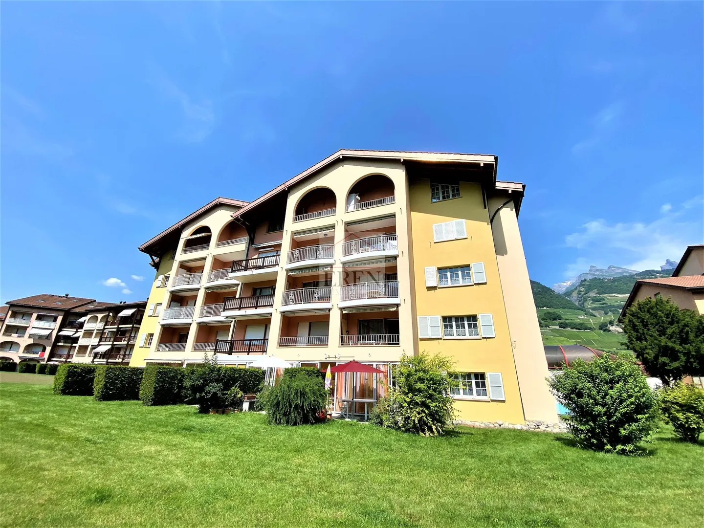Superbe studio meublé avec balcon sud et vue sur les montagnes à louer aux bains de Saillon - Photo 10 sur 12